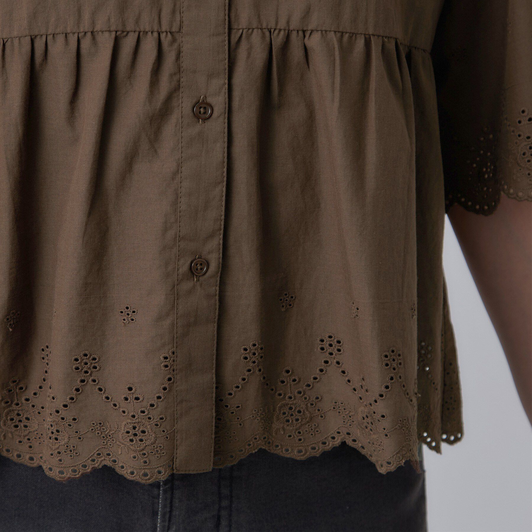SHOO･LA･RUE「【洗濯機可/綿100％/体型カバー】刺繍レースがこなれ見え 二の腕が隠せる ペプラムブラウス」|シャツ・ブラウス|