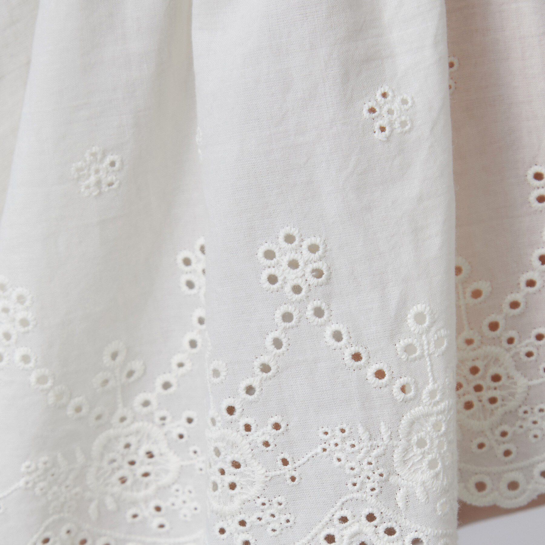 SHOO･LA･RUE「【洗濯機可/綿100％/体型カバー】刺繍レースがこなれ見え 二の腕が隠せる ペプラムブラウス」|シャツ・ブラウス|