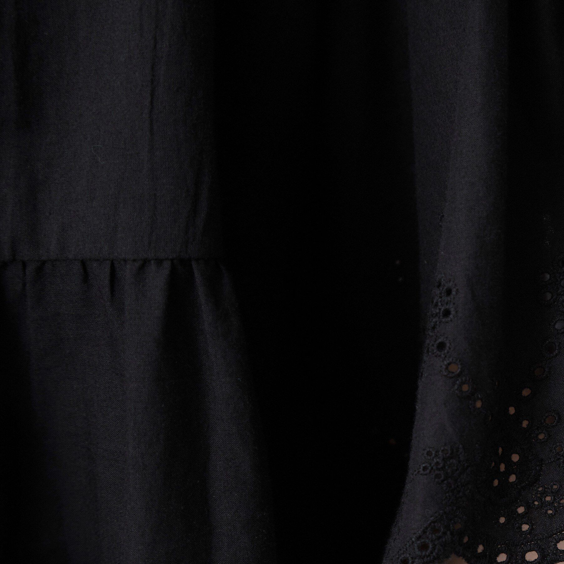 SHOO･LA･RUE「【洗濯機可/綿100％/体型カバー】刺繍レースがこなれ見え 二の腕が隠せる ペプラムブラウス」|シャツ・ブラウス|