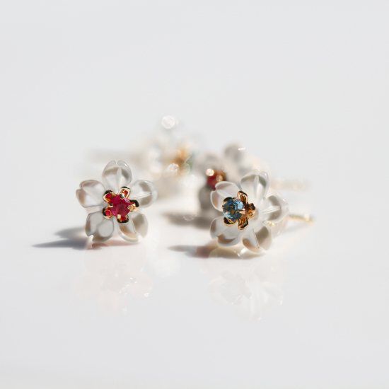 「シェル / カラーストーン サクラ フラワー ピアス | K18」|ピアス|1月 ガーネット