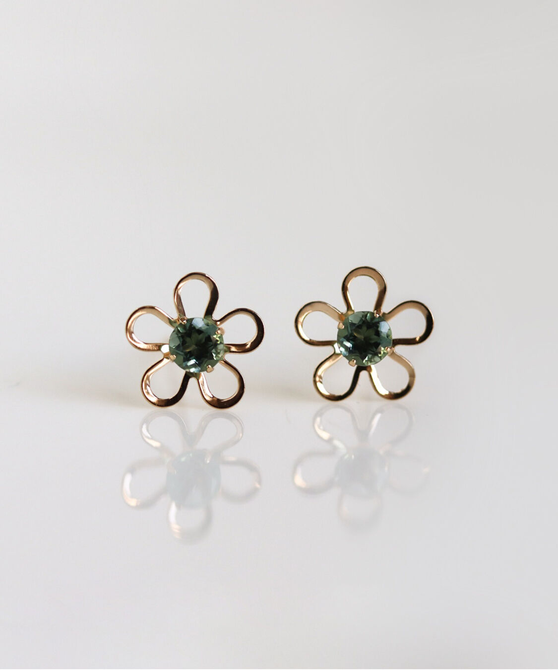  「カラーストーン フラワー ピアス | K10YG」|ピアス|グリーン