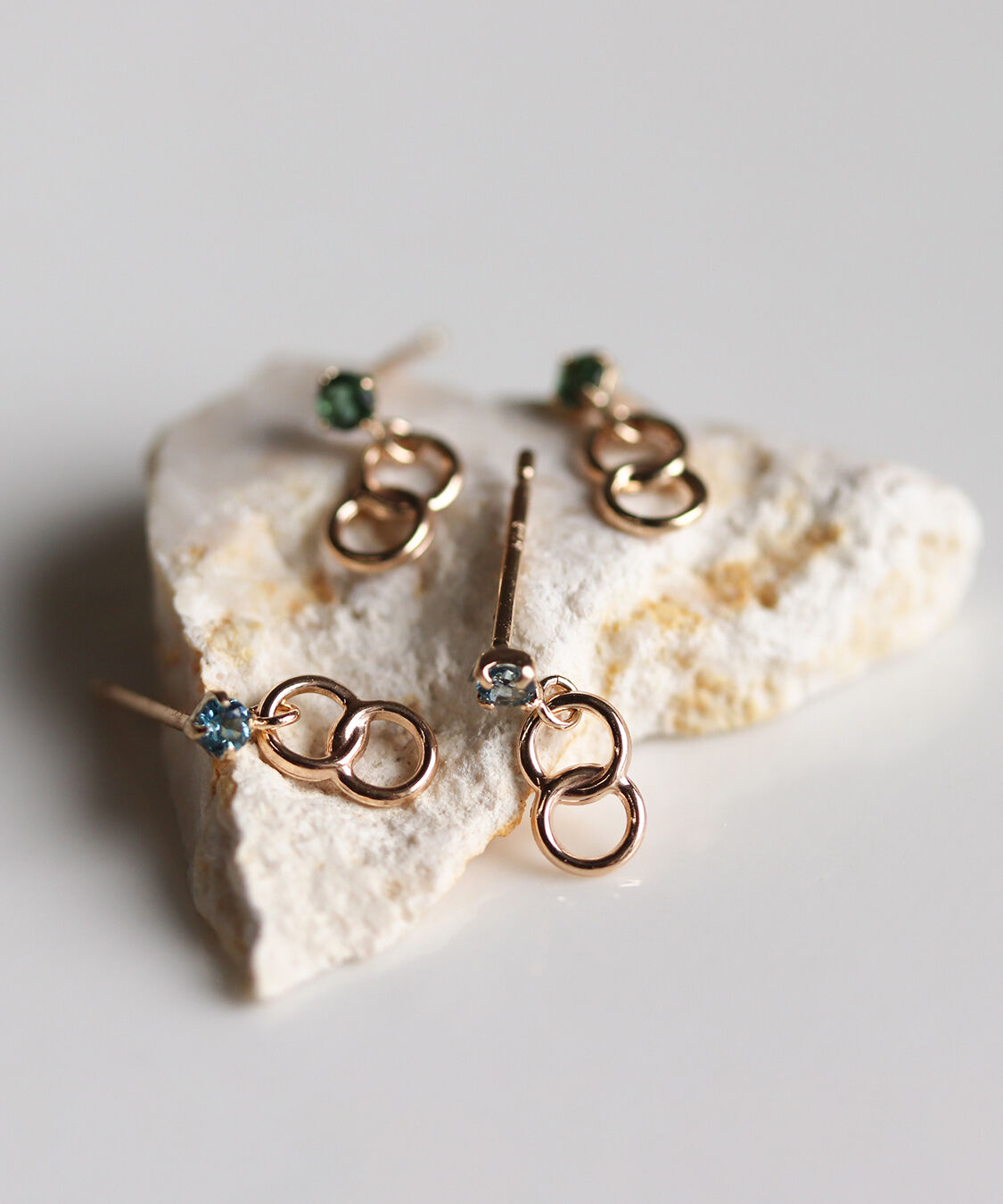  「カラーストーン サークル ピアス | K10YG」|ピアス|ブルー