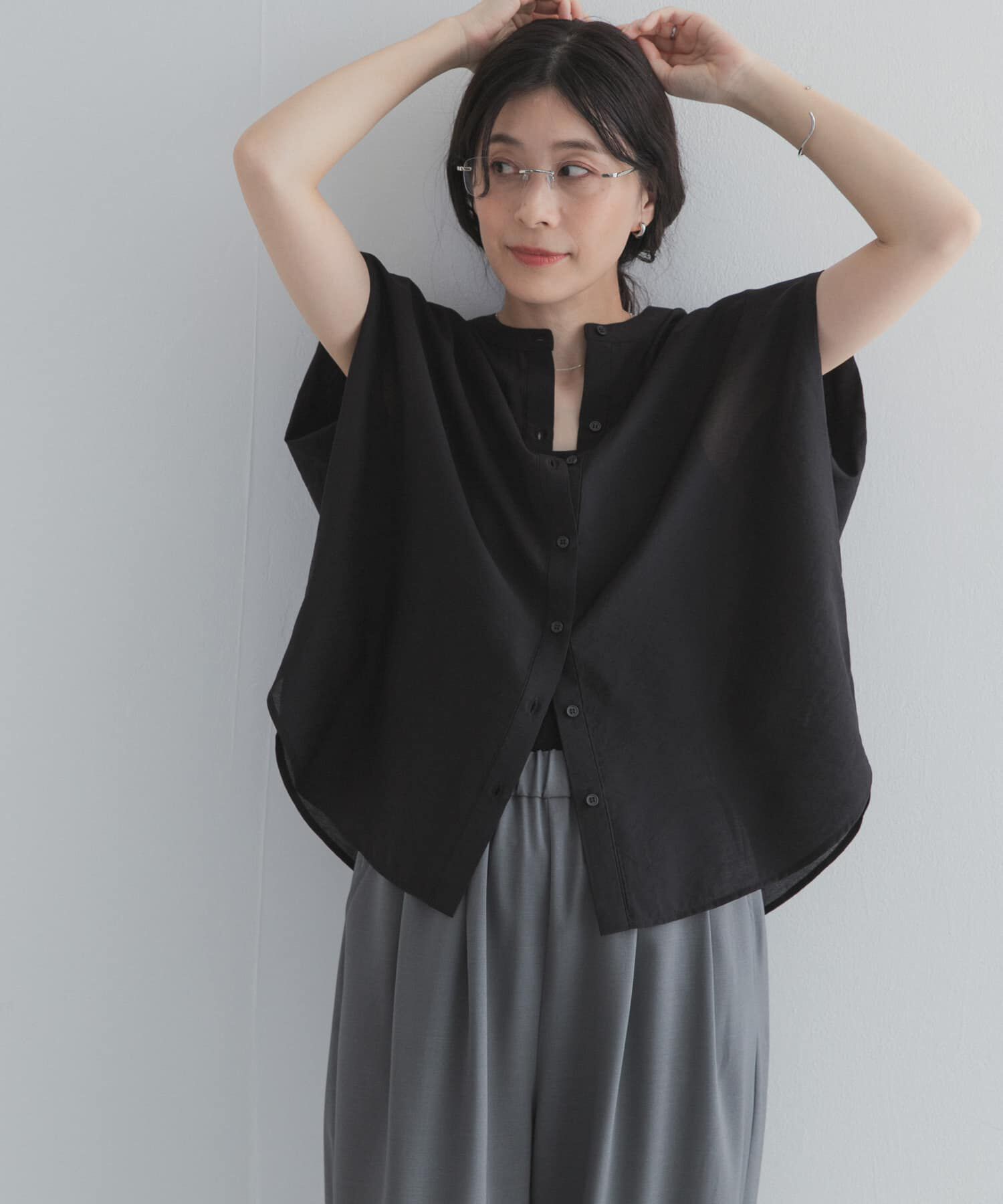 URBAN RESEARCH DOORS「『一部WEB限定カラー』ショルダータックバンドカラーシャツ」|シャツ・ブラウス|ブラック
