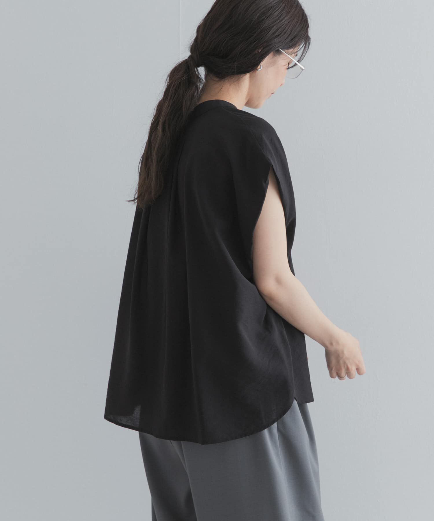 URBAN RESEARCH DOORS「『一部WEB限定カラー』ショルダータックバンドカラーシャツ」|シャツ・ブラウス|