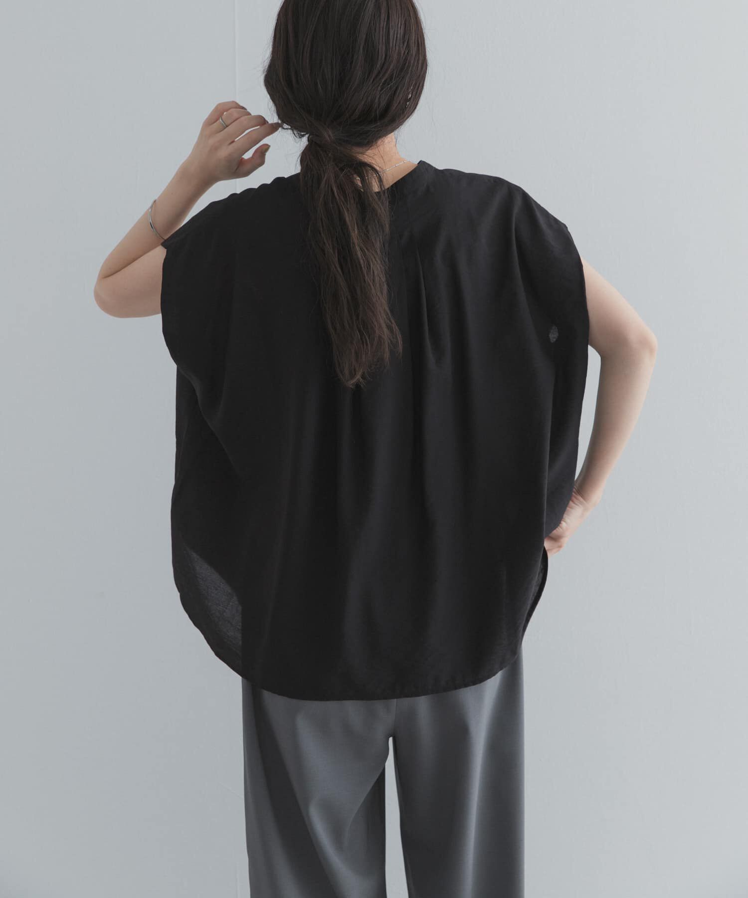 URBAN RESEARCH DOORS「『一部WEB限定カラー』ショルダータックバンドカラーシャツ」|シャツ・ブラウス|