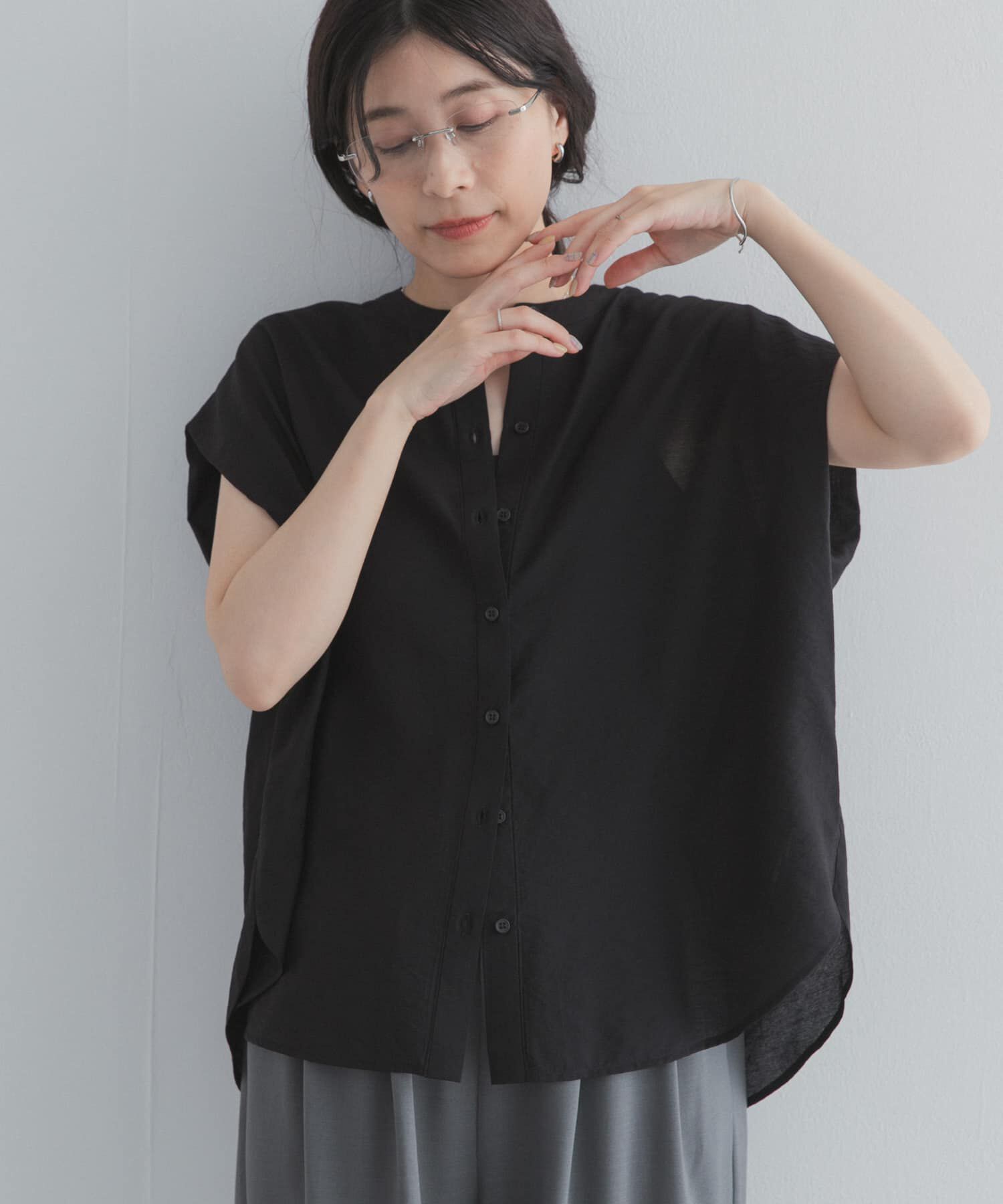 URBAN RESEARCH DOORS「『一部WEB限定カラー』ショルダータックバンドカラーシャツ」|シャツ・ブラウス|