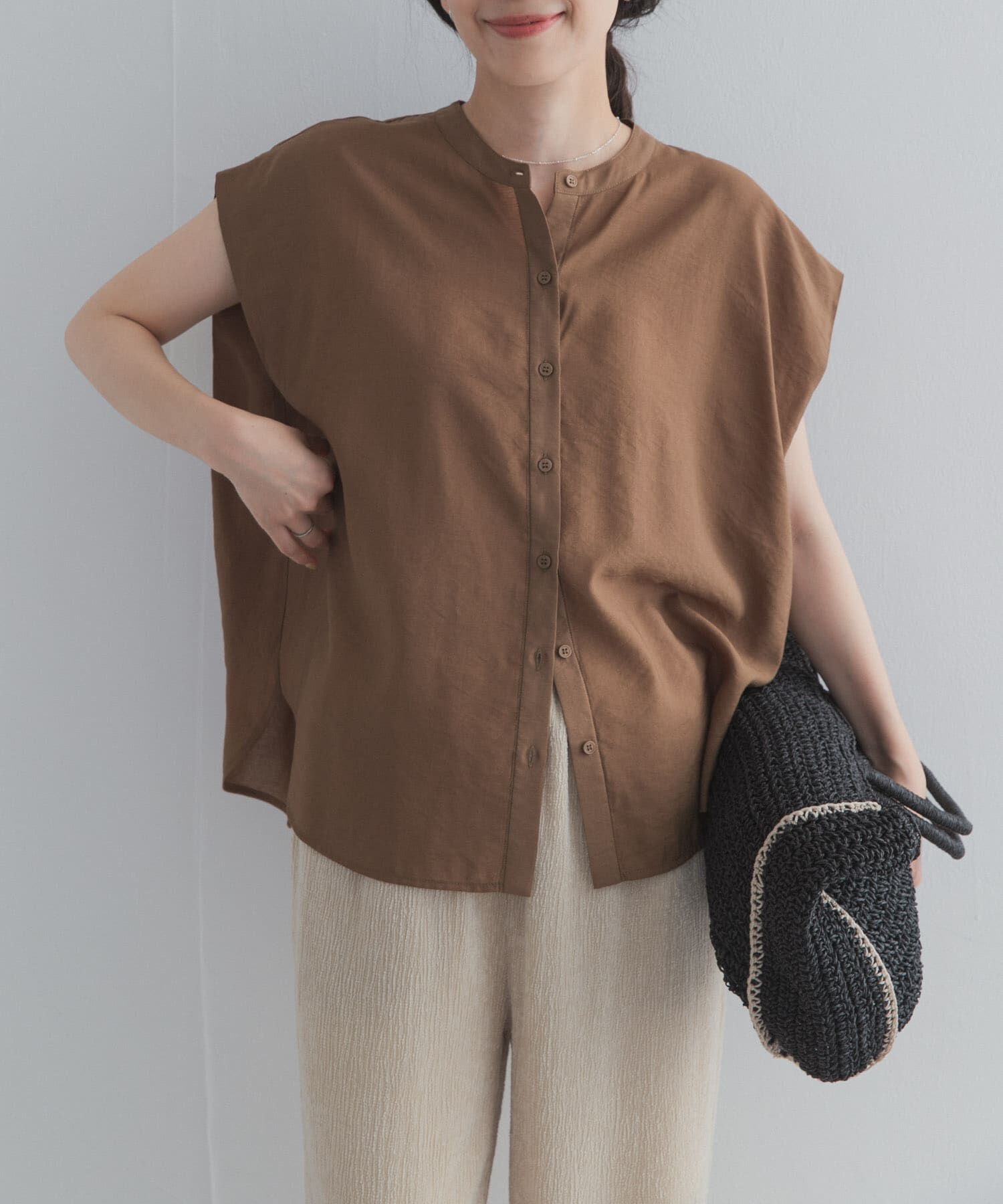 URBAN RESEARCH DOORS「『一部WEB限定カラー』ショルダータックバンドカラーシャツ」|シャツ・ブラウス|