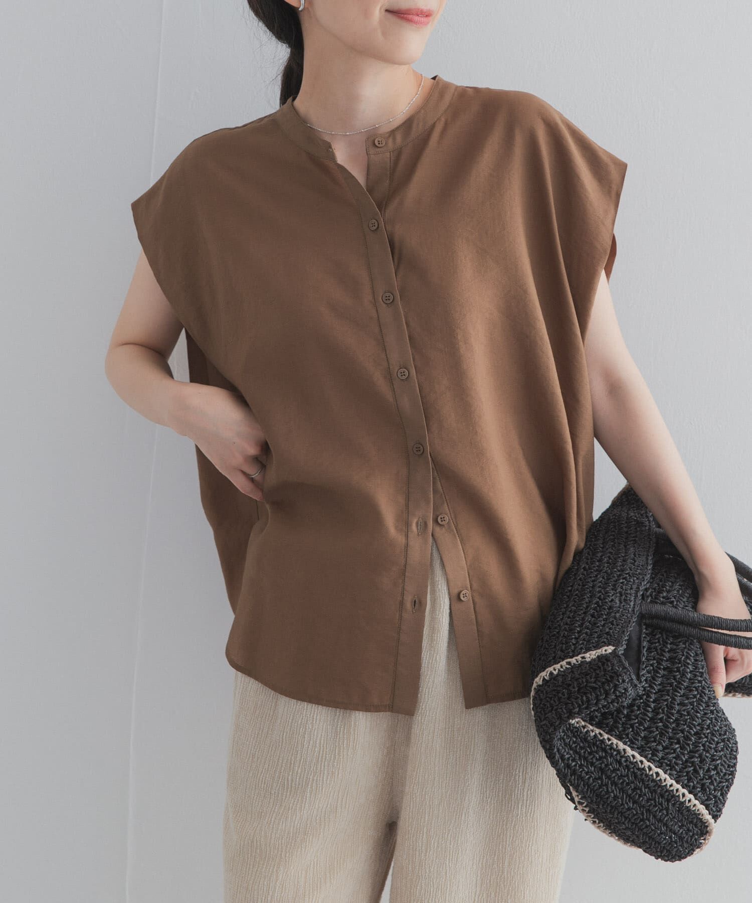 URBAN RESEARCH DOORS「『一部WEB限定カラー』ショルダータックバンドカラーシャツ」|シャツ・ブラウス|