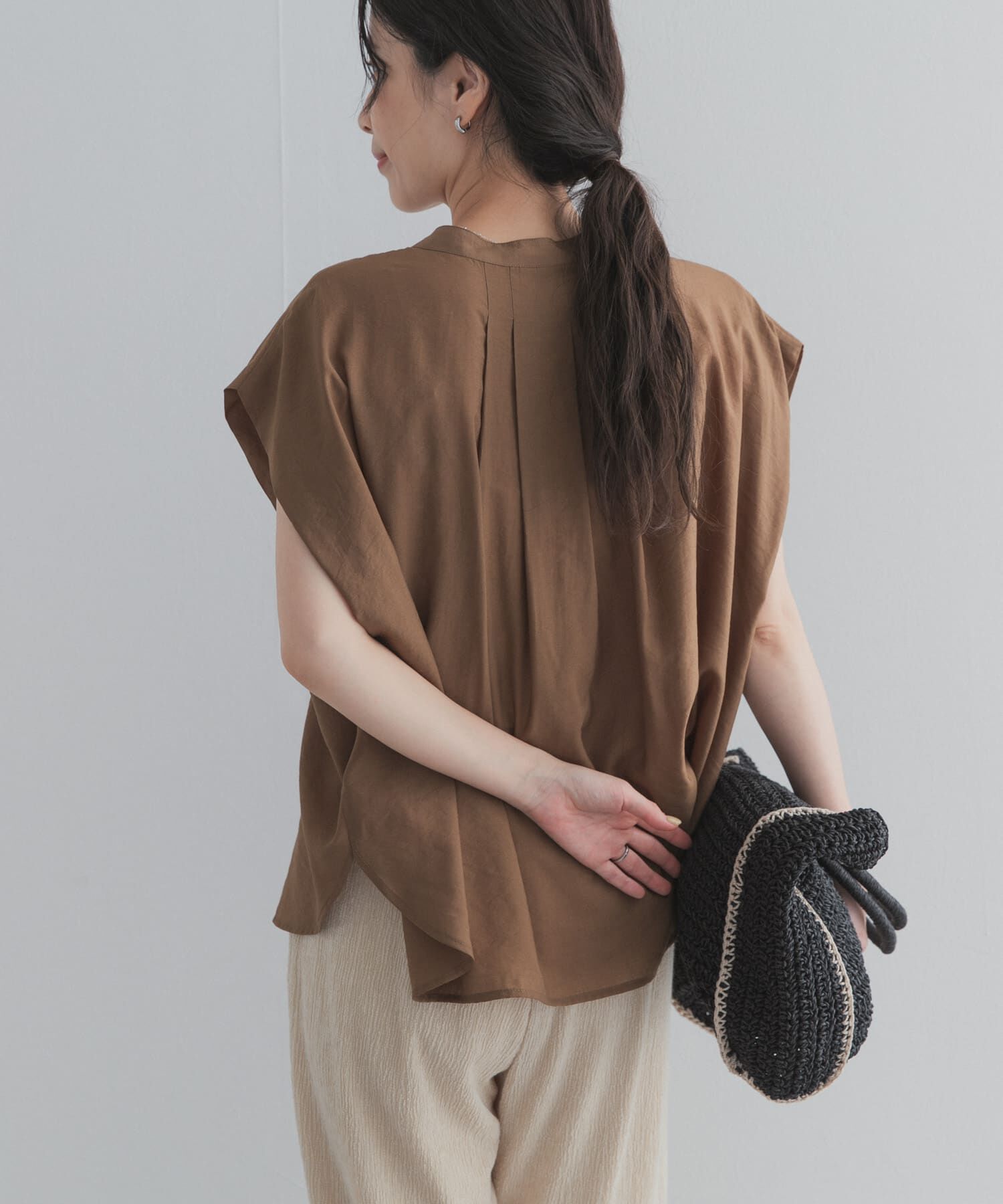 URBAN RESEARCH DOORS「『一部WEB限定カラー』ショルダータックバンドカラーシャツ」|シャツ・ブラウス|