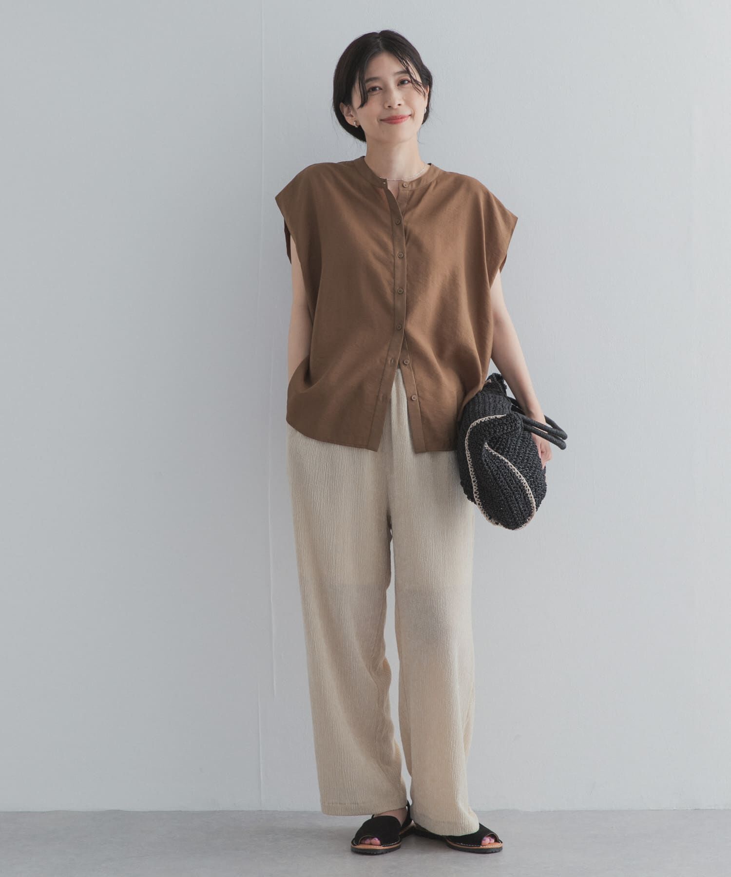 URBAN RESEARCH DOORS「『一部WEB限定カラー』ショルダータックバンドカラーシャツ」|シャツ・ブラウス|