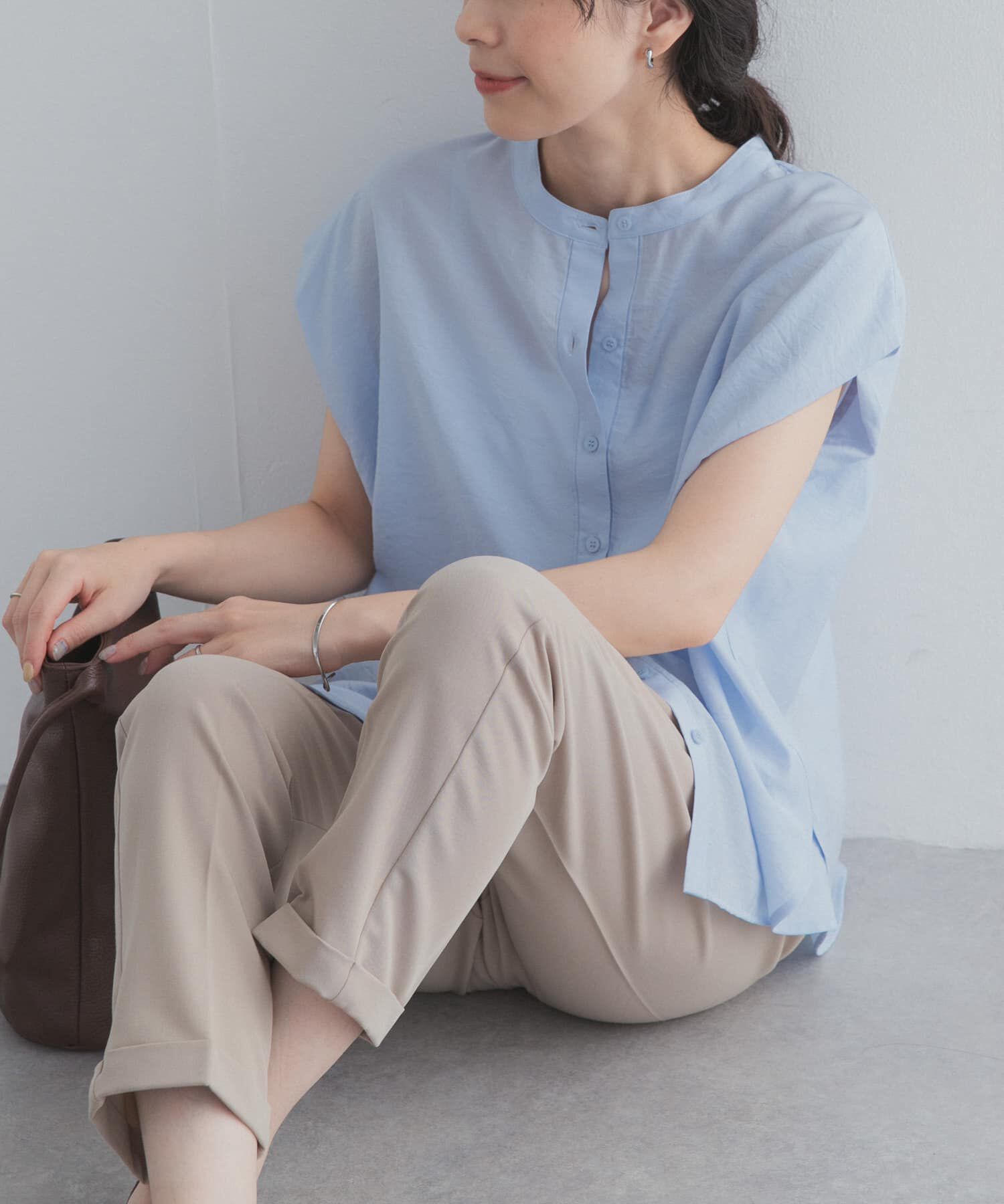 URBAN RESEARCH DOORS「『一部WEB限定カラー』ショルダータックバンドカラーシャツ」|シャツ・ブラウス|ライトブルー