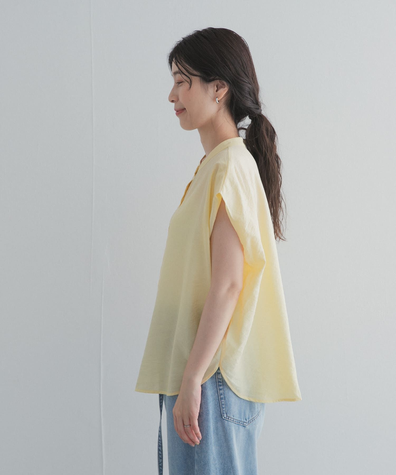 URBAN RESEARCH DOORS「『一部WEB限定カラー』ショルダータックバンドカラーシャツ」|シャツ・ブラウス|