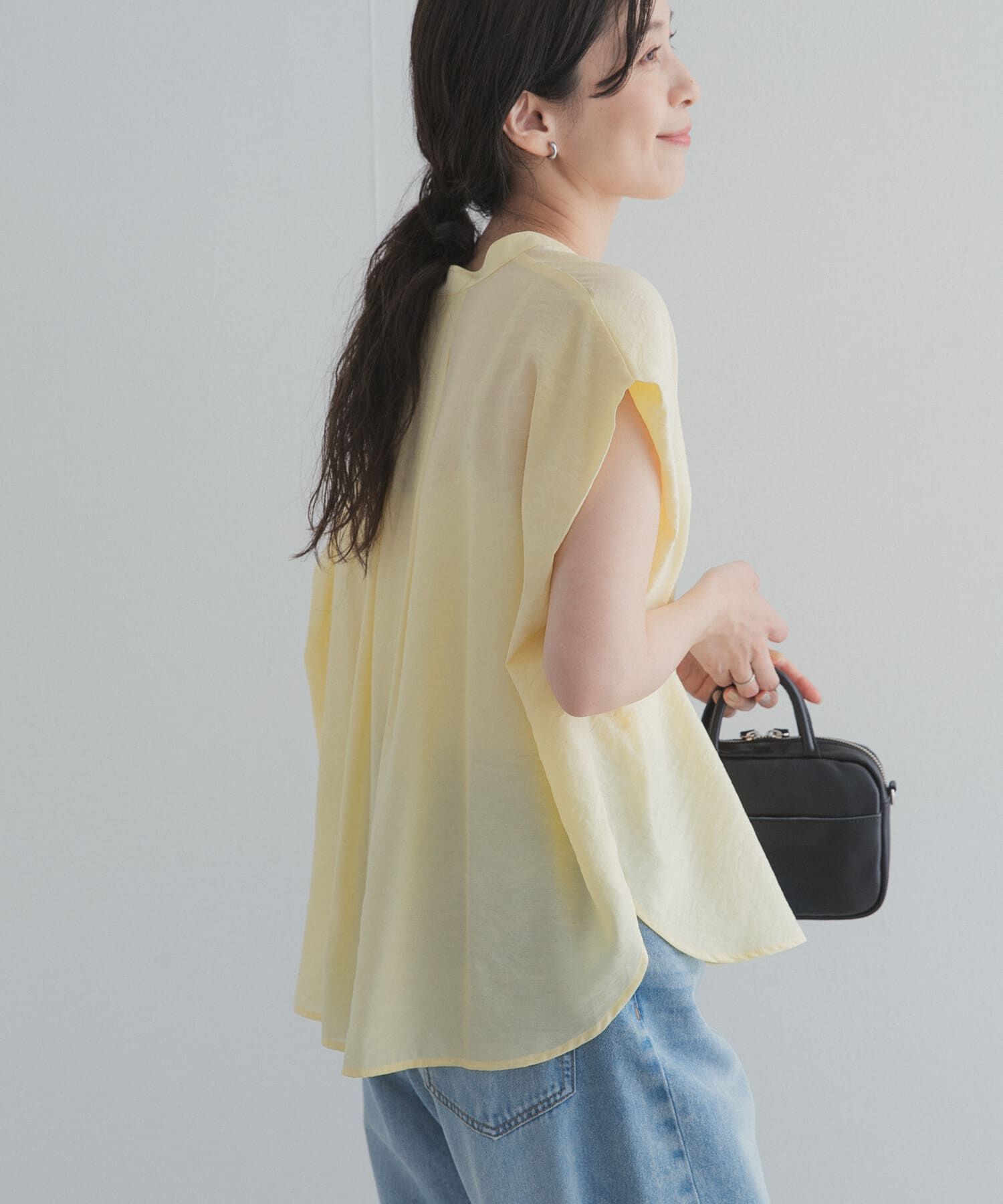 URBAN RESEARCH DOORS「『一部WEB限定カラー』ショルダータックバンドカラーシャツ」|シャツ・ブラウス|