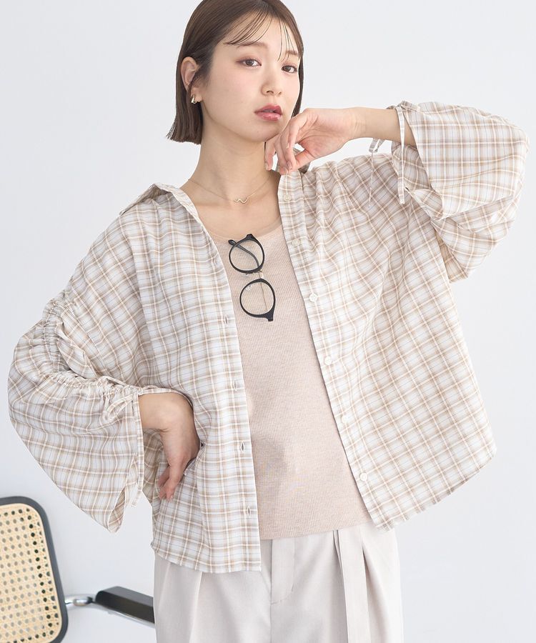 earth music&ecology「【接触冷感・吸水速乾】シャーリングスリーブチェックシャツ」|シャツ・ブラウス|Light beige