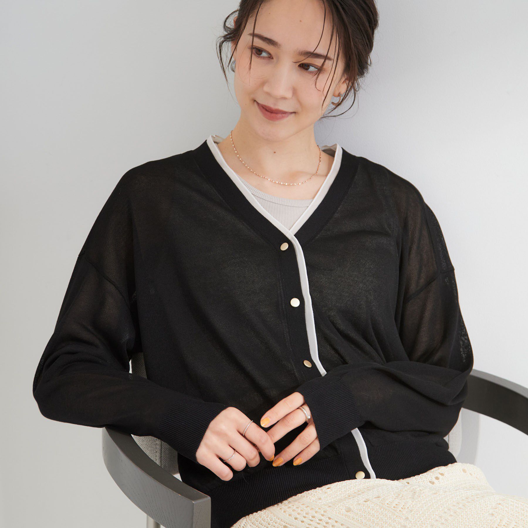 SHOO･LA･RUE「【洗濯機可/S-LL】配色シフォン襟でサマ見え 上品シアーカーディガン」|カーディガン|ブラック(519)