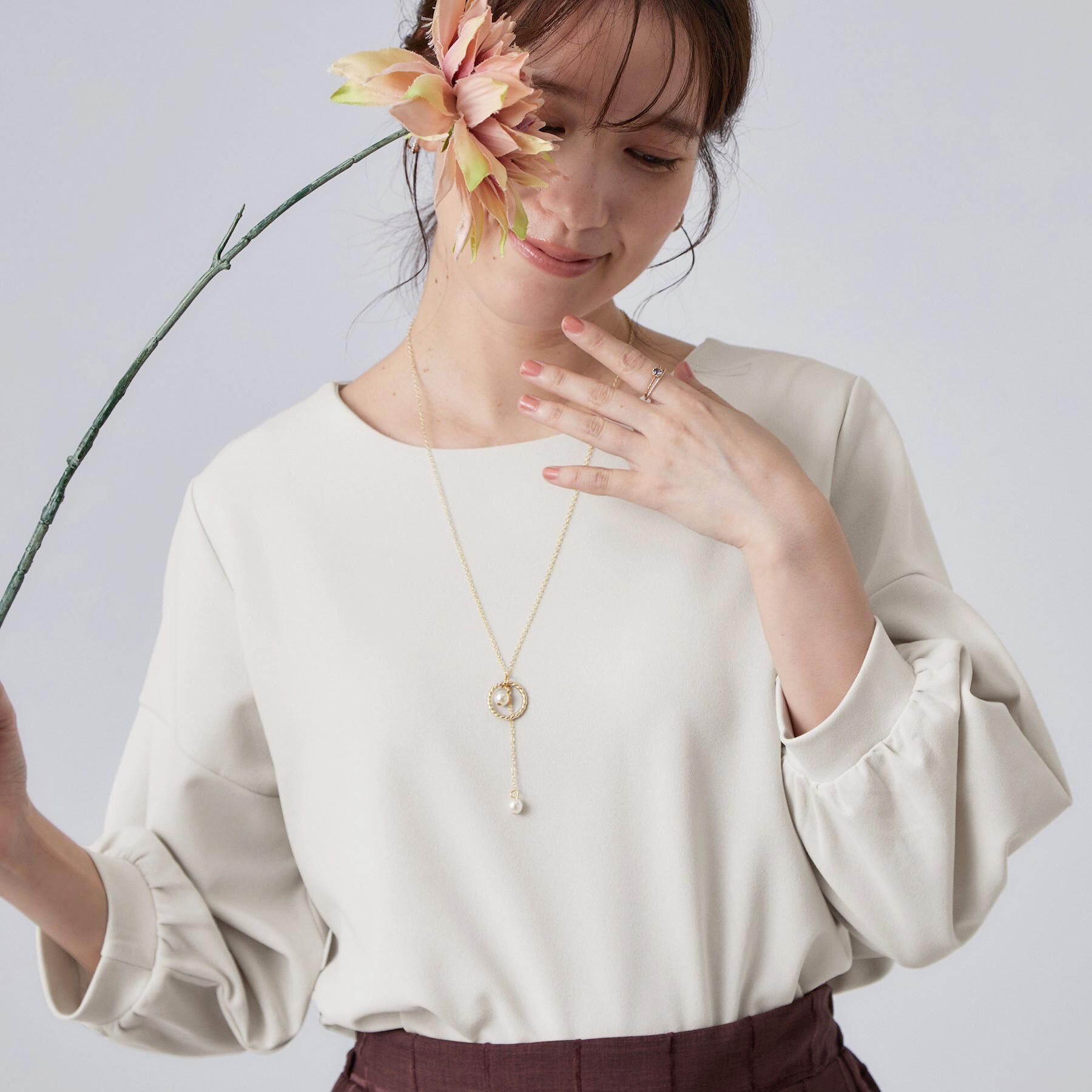 SHOO･LA･RUE「【着丈選べる/2点セット】ネックレス付き やわらか8分袖ブラウス」|Tシャツ・カットソー|ライトグレー(010