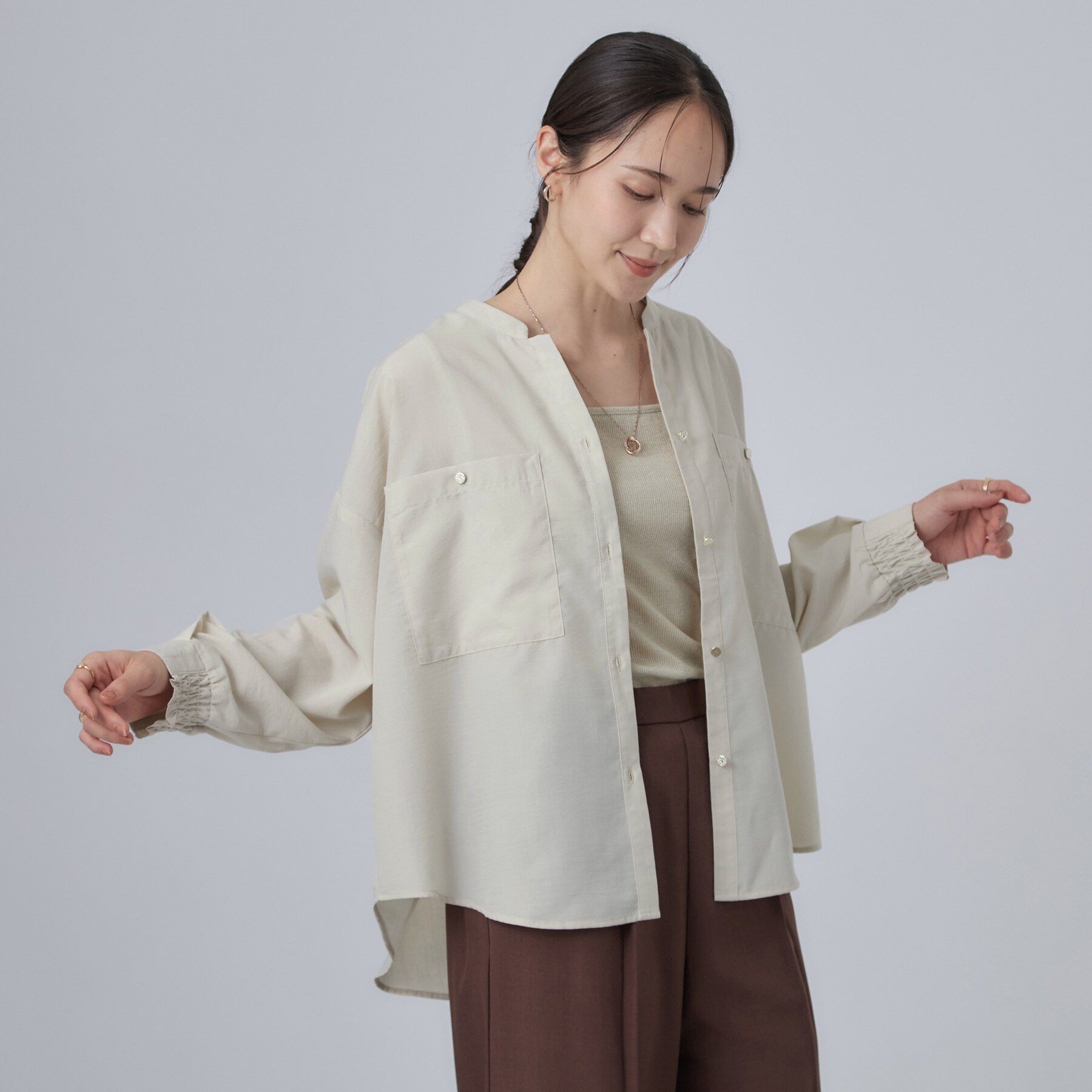 SHOO･LA･RUE「【洗濯後しわになりにくい/S-LL】キーネック金ボタンポケットシャツ」|シャツ・ブラウス|