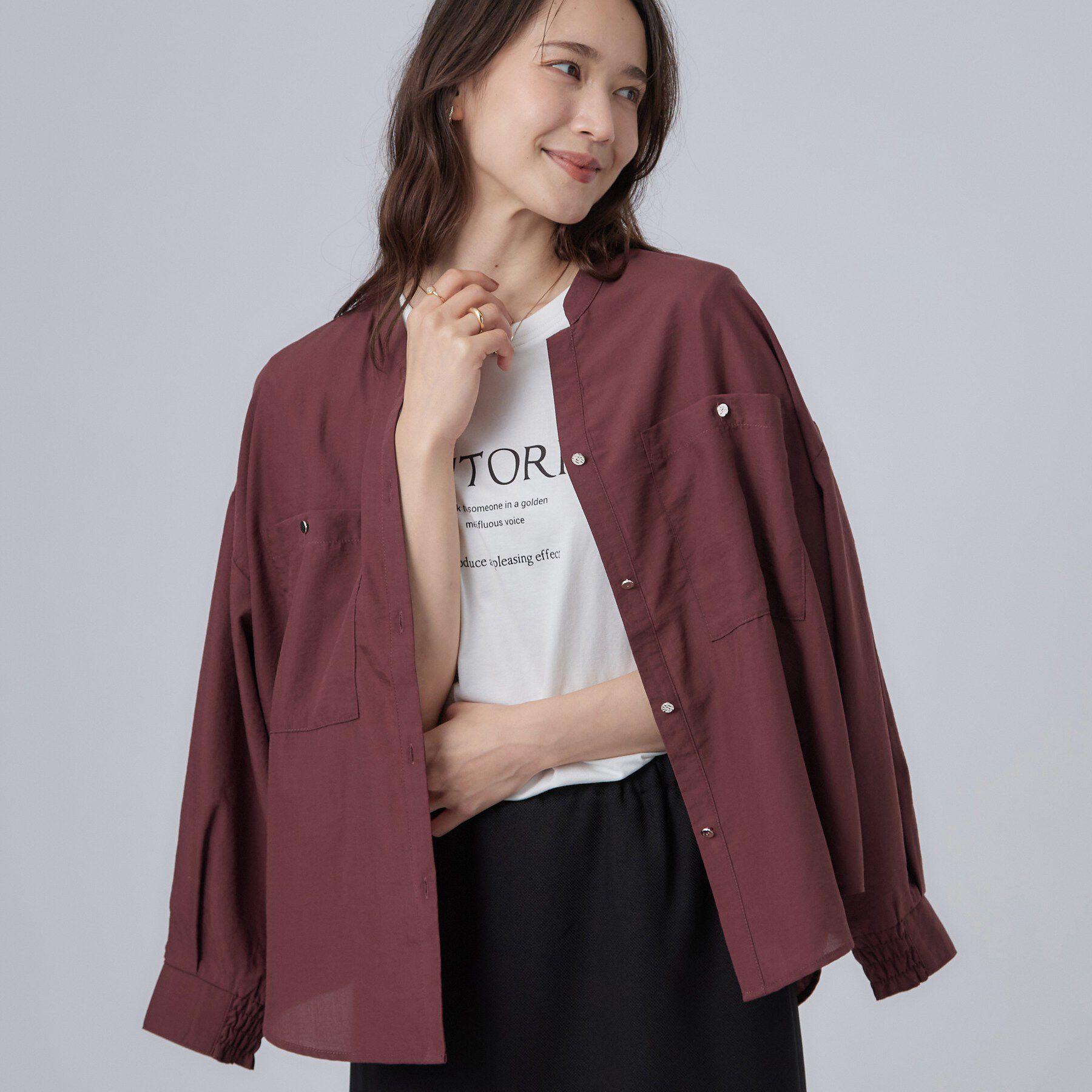 SHOO･LA･RUE「【洗濯後しわになりにくい/S-LL】キーネック金ボタンポケットシャツ」|シャツ・ブラウス|ボルドー(064)