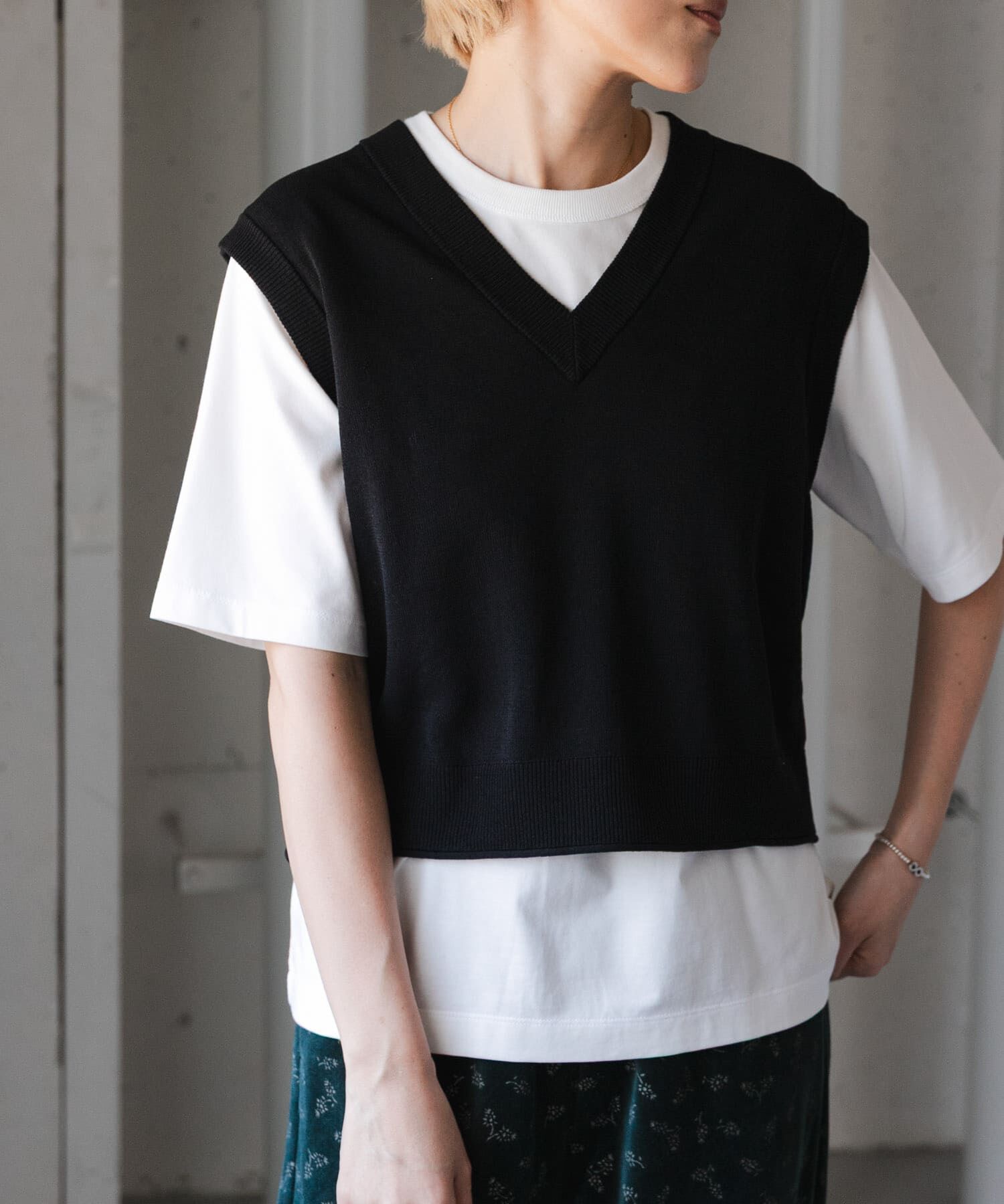 URBAN RESEARCH DOORS「FORK&SPOON　クロップドVネックニットベスト」|ベスト・ジレ|