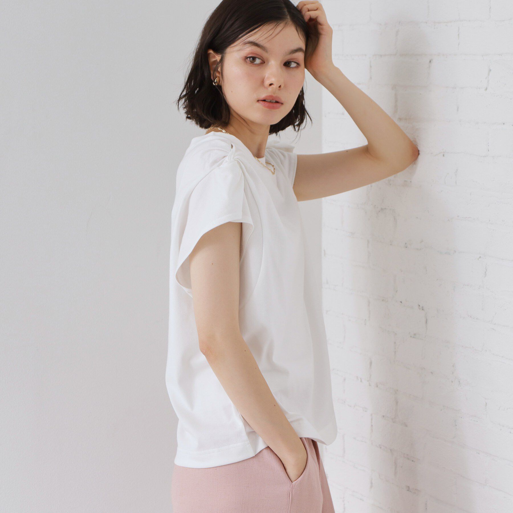 THE SHOP TK「【ひんやり/汗じみ防止】ツイストアクセントトップス」|Tシャツ・カットソー|