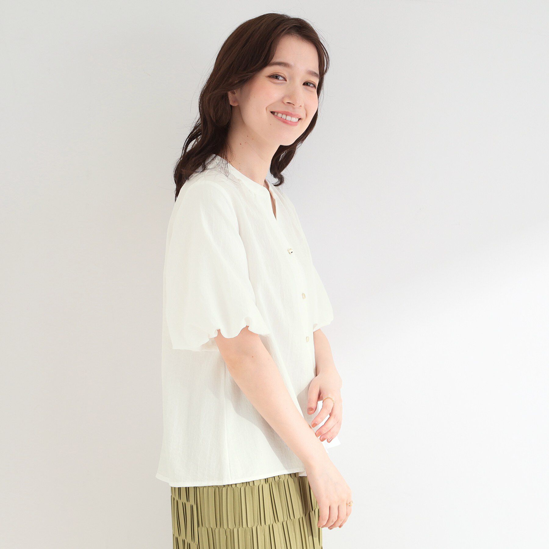 SHOO･LA･RUE「【洗濯機可】バルーンスリーブで二の腕カバー キーネック5分袖ブラウス」|シャツ・ブラウス|