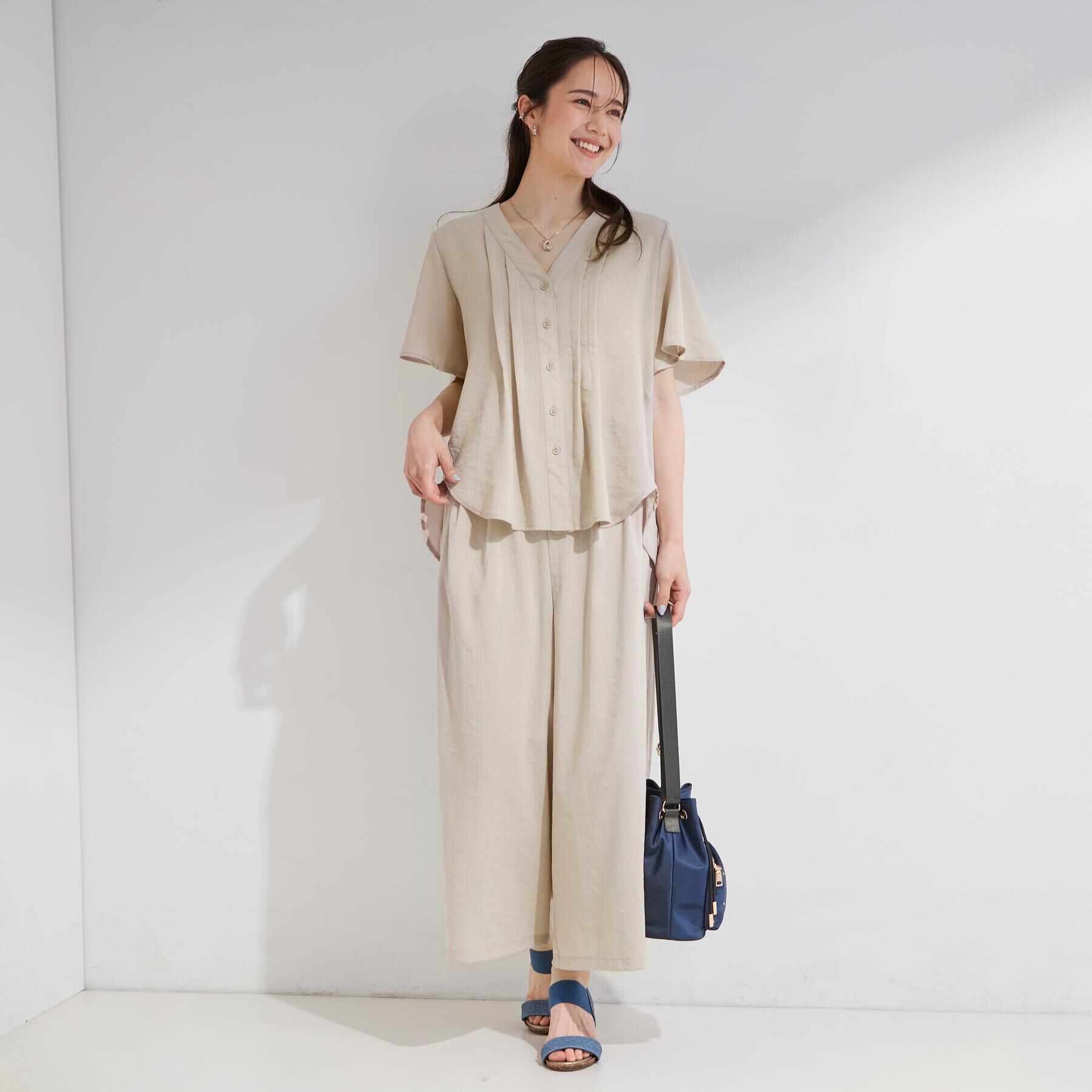 SHOO･LA･RUE「【セットアップ可/洗濯機可】サラっと着られる 麻調Ⅴネックタックブラウス」|シャツ・ブラウス|