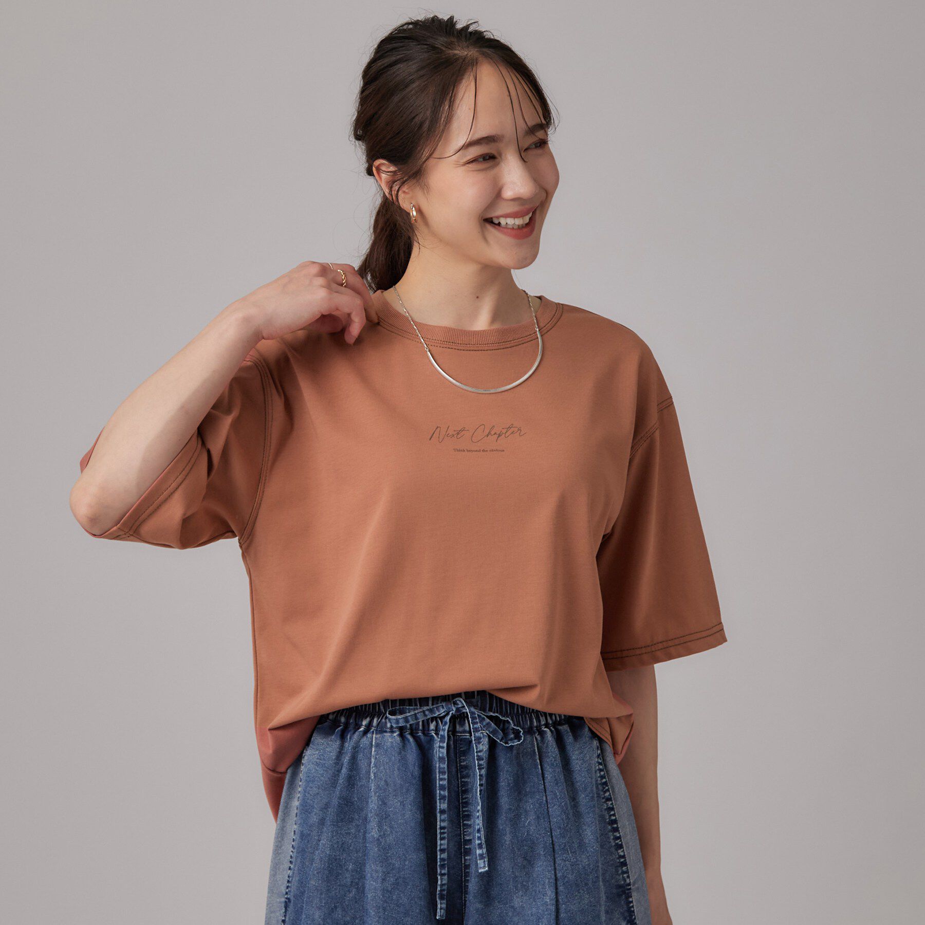SHOO･LA･RUE「【S-LL/体型カバー】インせず着られる 配色ステッチ 5分袖ロゴTシャツ」|Tシャツ・カットソー|