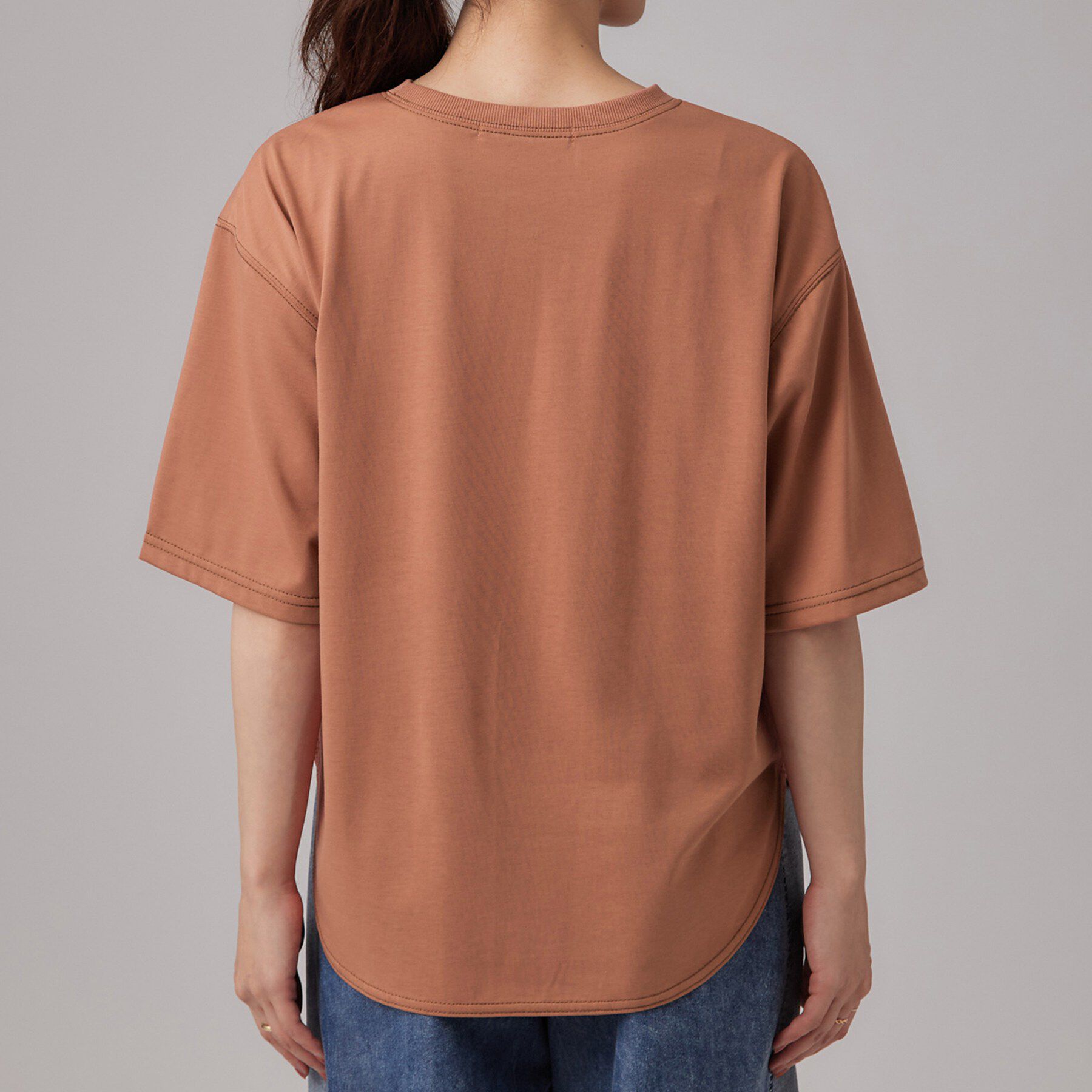 SHOO･LA･RUE「【S-LL/体型カバー】インせず着られる 配色ステッチ 5分袖ロゴTシャツ」|Tシャツ・カットソー|