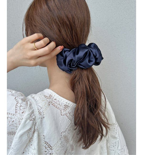 SLOBE IENA「A Bronze Age/ブロンズエイジ SILKシュシュ/NAVY OVERSIZED SILK SCRUNCHIE」|その他|ネイビー