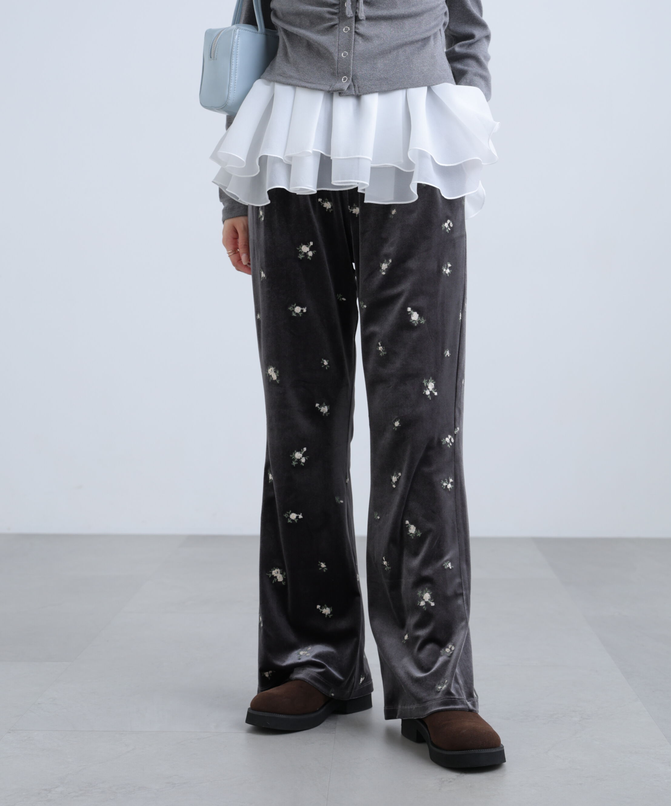 「ベロア刺繍総柄フレアパンツ」|その他|グレーベース1