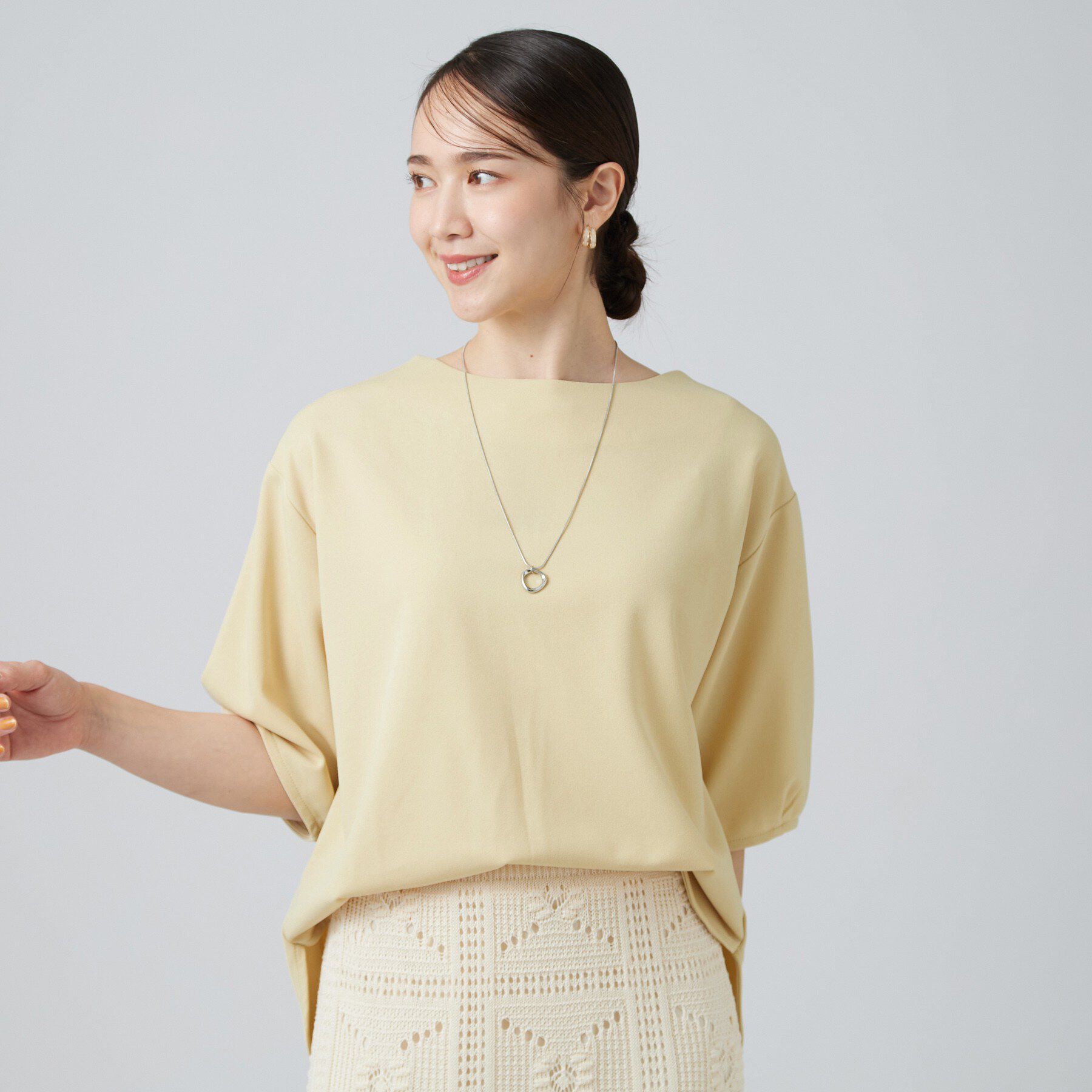 SHOO･LA･RUE「【2点セット/洗濯機可/S-LL】インせず着られる ネックレス付き 5分袖Ｔシャツ」|Tシャツ・カットソー|