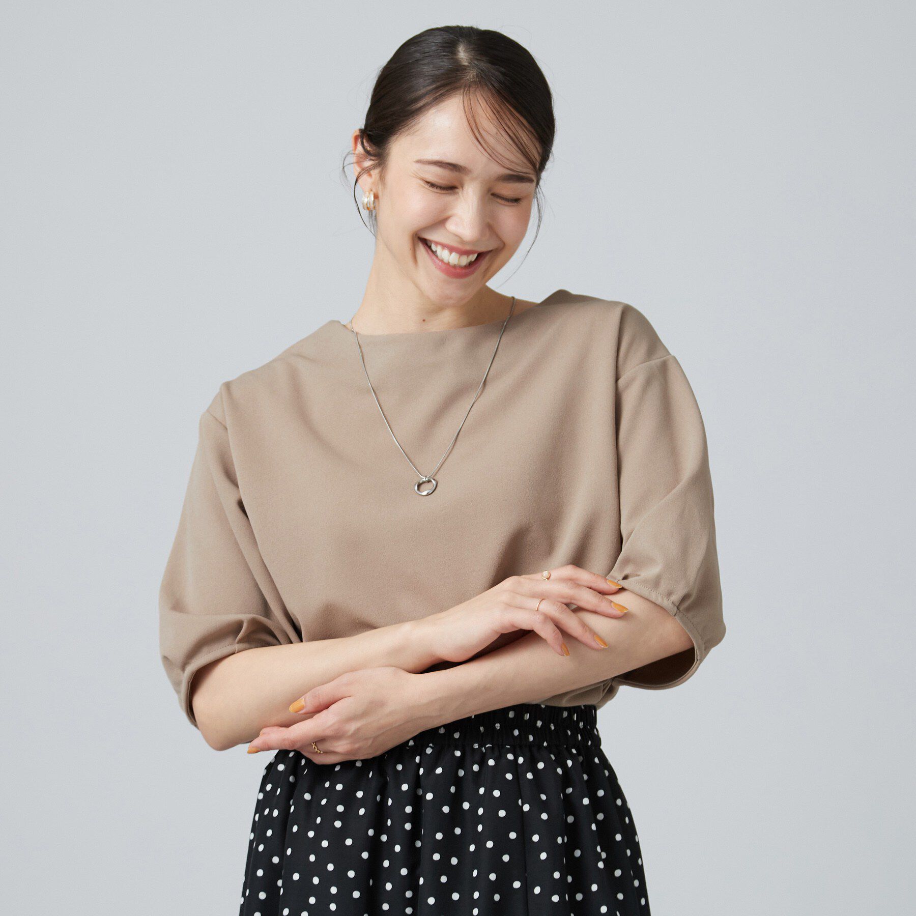 SHOO･LA･RUE「【2点セット/洗濯機可/S-LL】インせず着られる ネックレス付き 5分袖Ｔシャツ」|Tシャツ・カットソー|