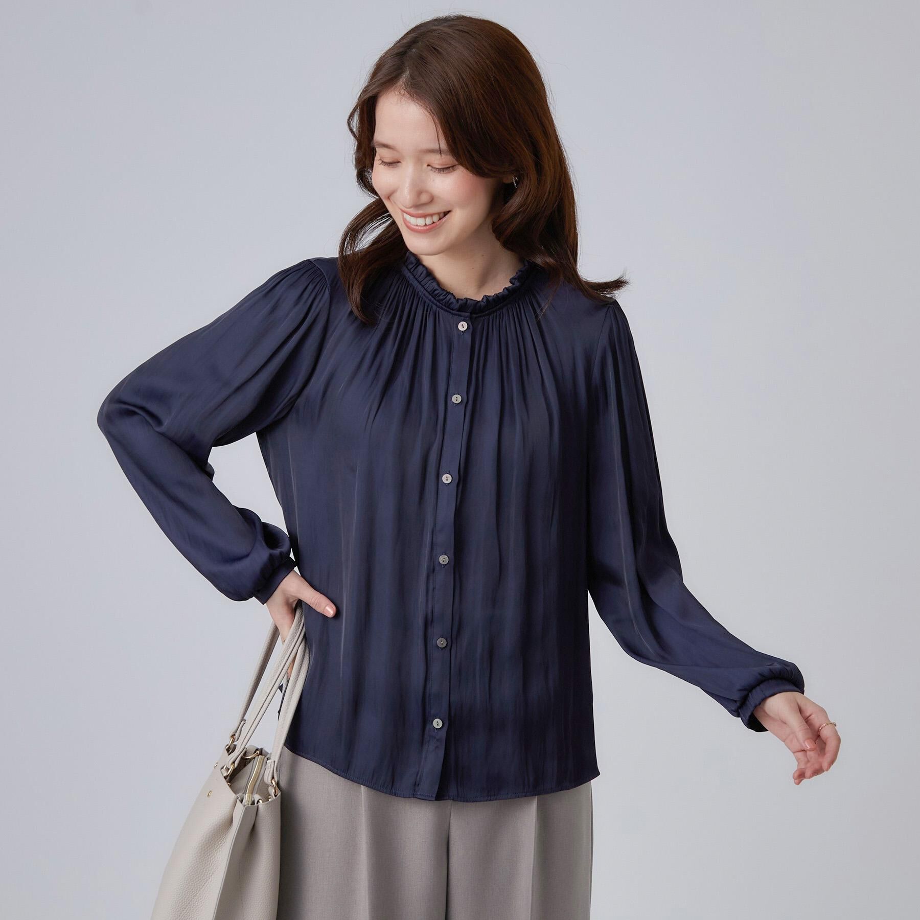 SHOO･LA･RUE「【通勤/UV/洗濯後しわになりにくい/S-LL】プチフリルで上品に 大人のサテンブラウス」|シャツ・ブラウス|
