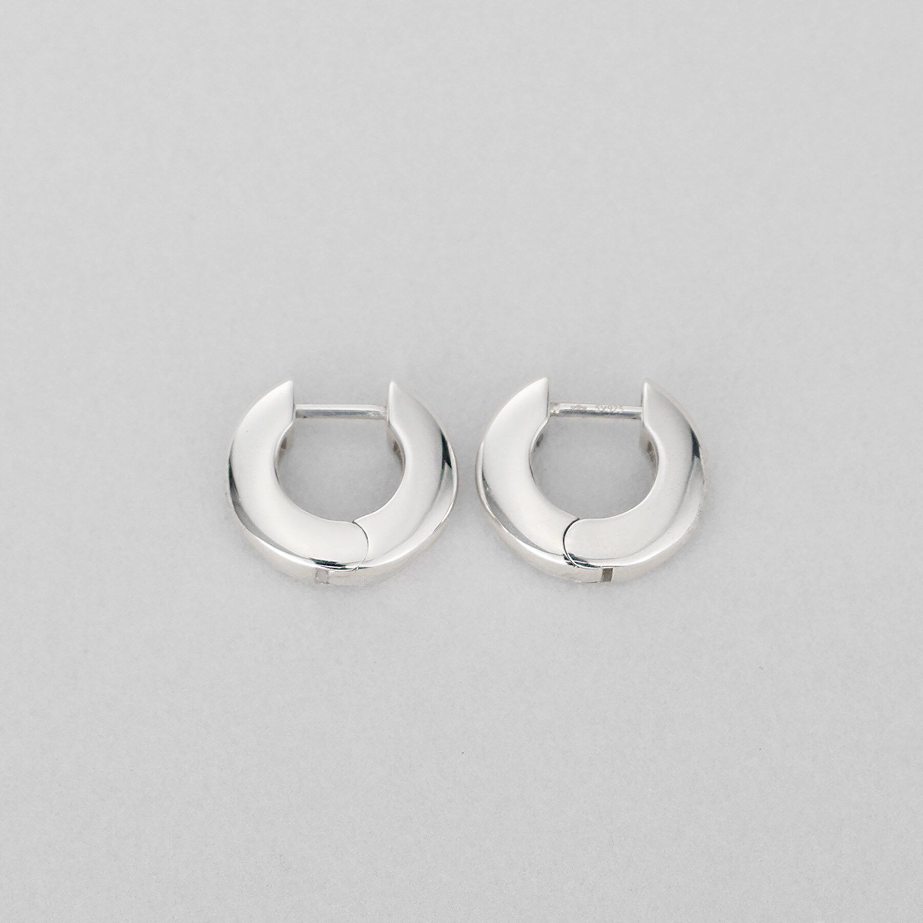 COCOSHNIK ONKITSCH「シルバー ハギーフープ フラットサークルピアス」|ピアス|