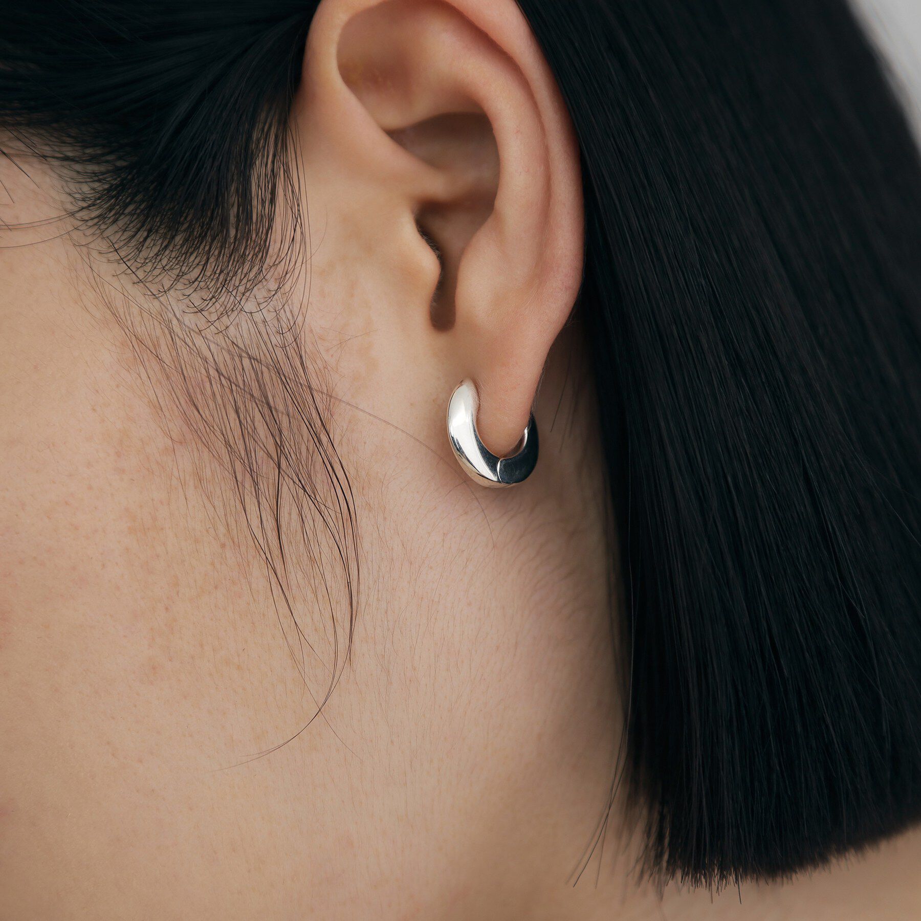 COCOSHNIK ONKITSCH「シルバー ハギーフープ フラットサークルピアス」|ピアス|