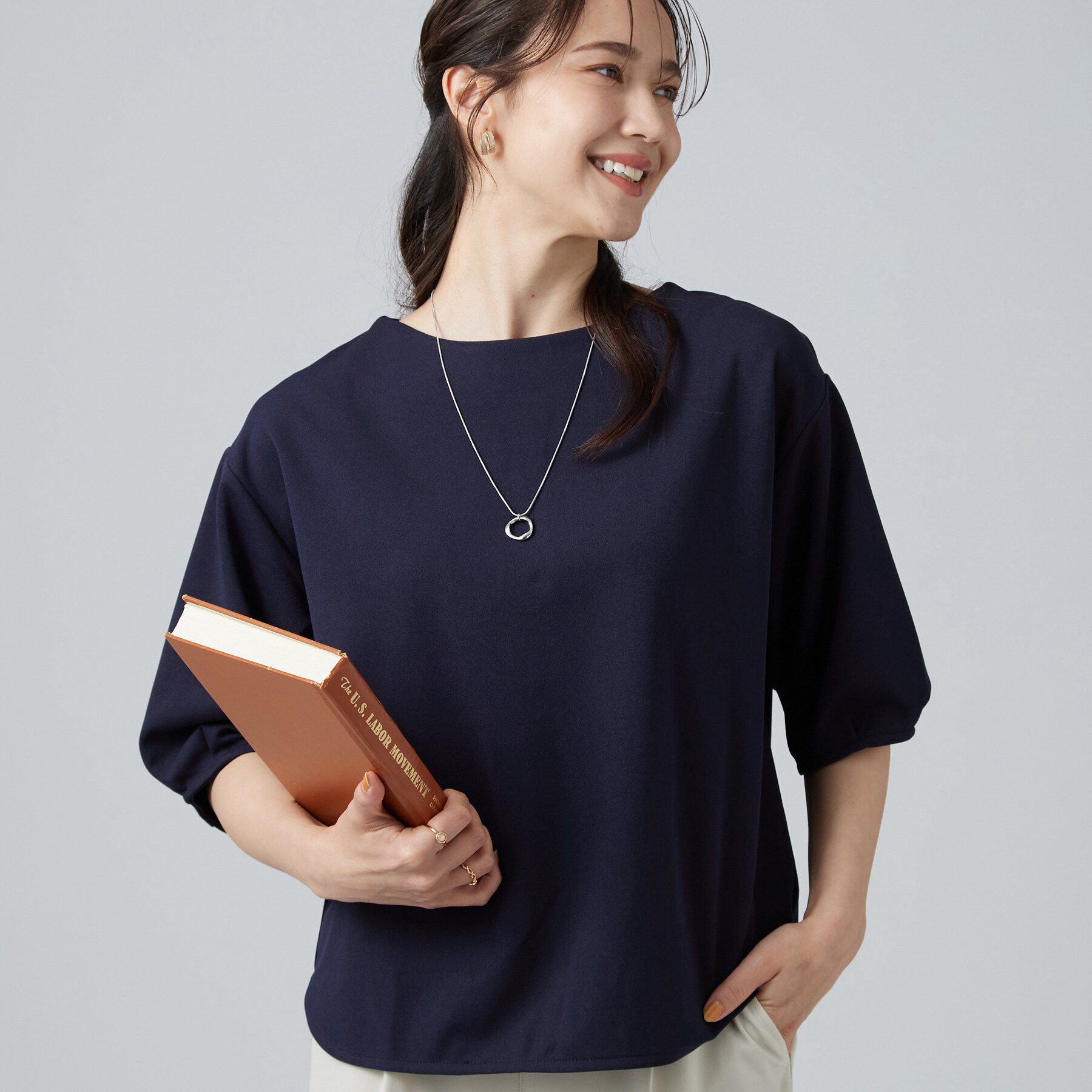 SHOO･LA･RUE「【2点セット/洗濯機可/S-LL】インせず着られる ネックレス付き 5分袖Ｔシャツ」|Tシャツ・カットソー|ネイビー(094)