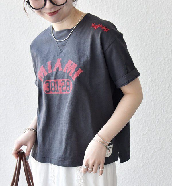 SHIPS any「【SHIPS any別注】Collegiate Pacific:〈洗濯機可能〉V ガゼット プリント & 刺繍 Tシャツ」|Tシャツ・カットソー|チャコールグレー