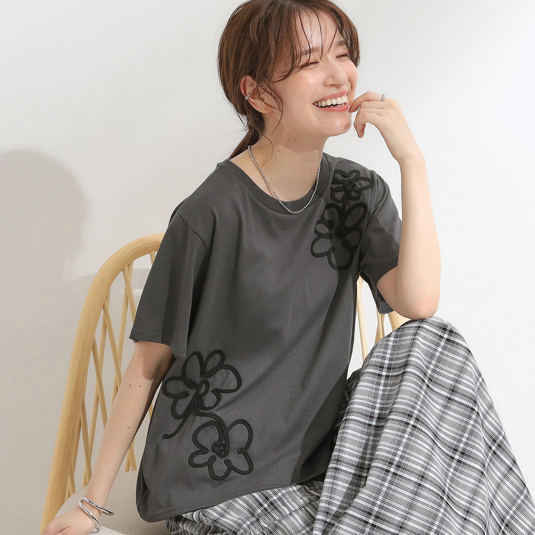 SHOO･LA･RUE「【S-LL】コーデの主役になる コード刺繍デザインＴシャツ」|Tシャツ・カットソー|チャコールグレー(2