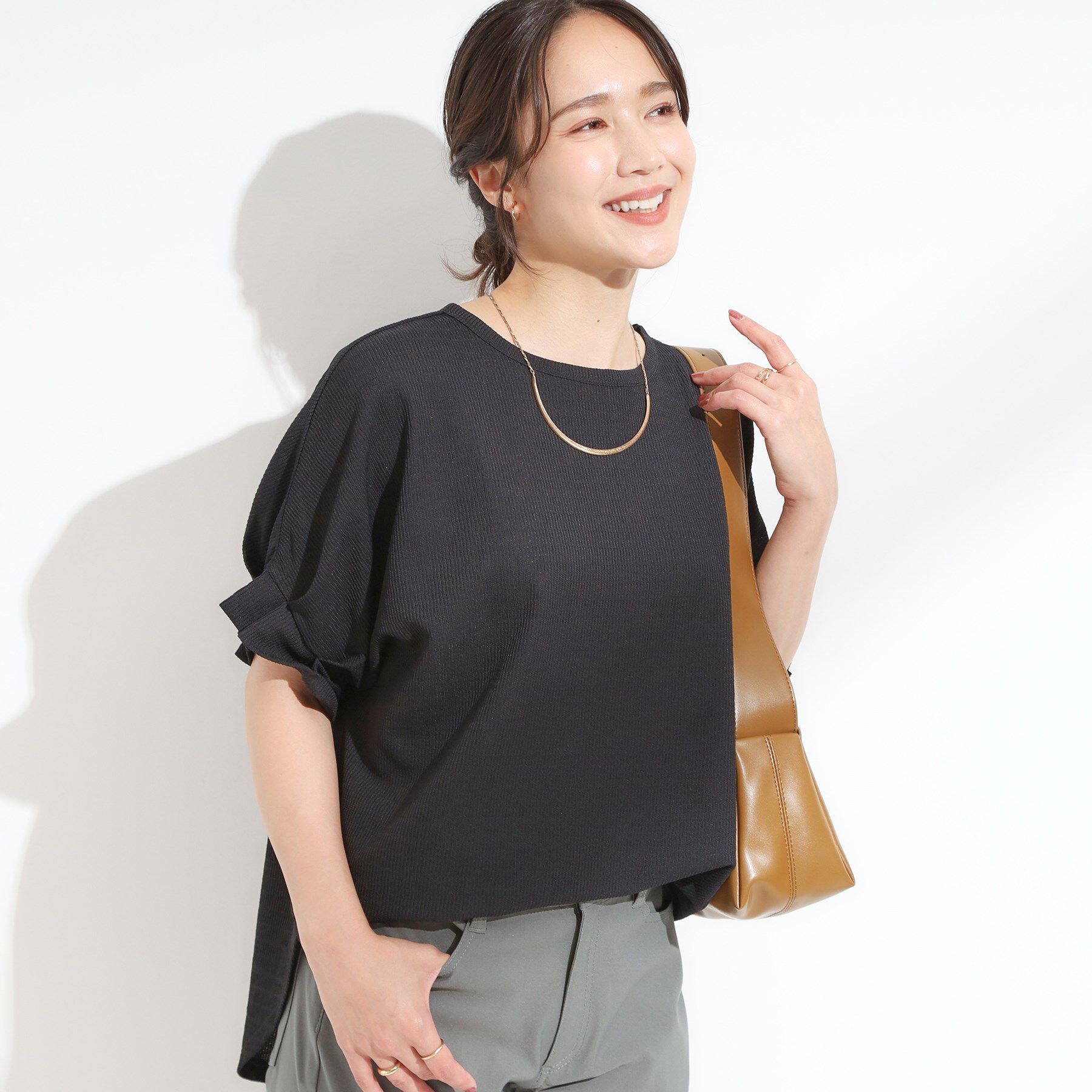 SHOO･LA･RUE「【洗える】お袖のタックがアクセント インせず着られる さらさらドルマントップス」|Tシャツ・カットソー|ブラック(019)