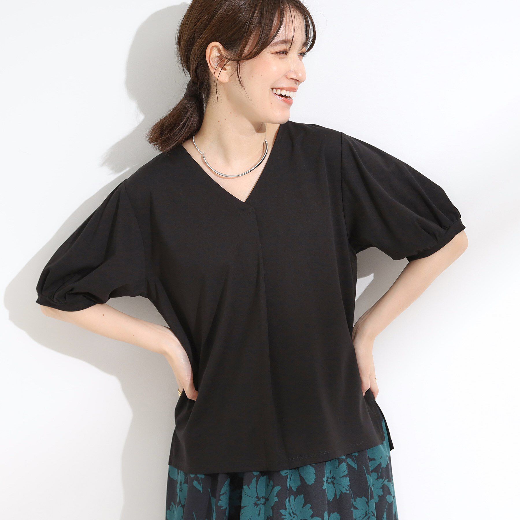 SHOO･LA･RUE「【S-LL/ひんやり/UV】スキッパーネックで女性らしい きれい見えトップス」|Tシャツ・カットソー|ブラック(019)