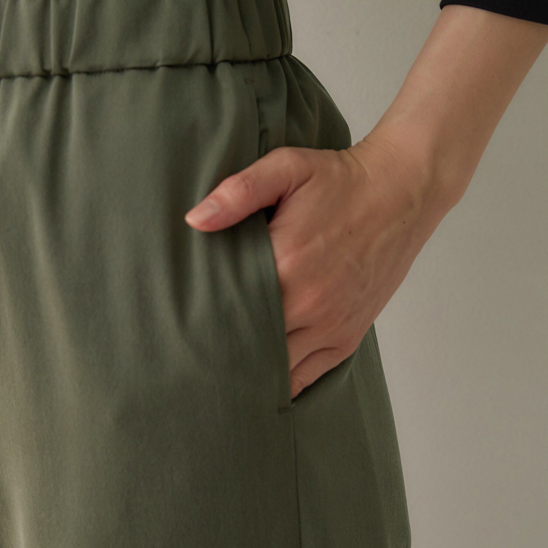 UNTITLED「【ウエストゴム】シャイニーキュプラテーパードパンツ」|その他|