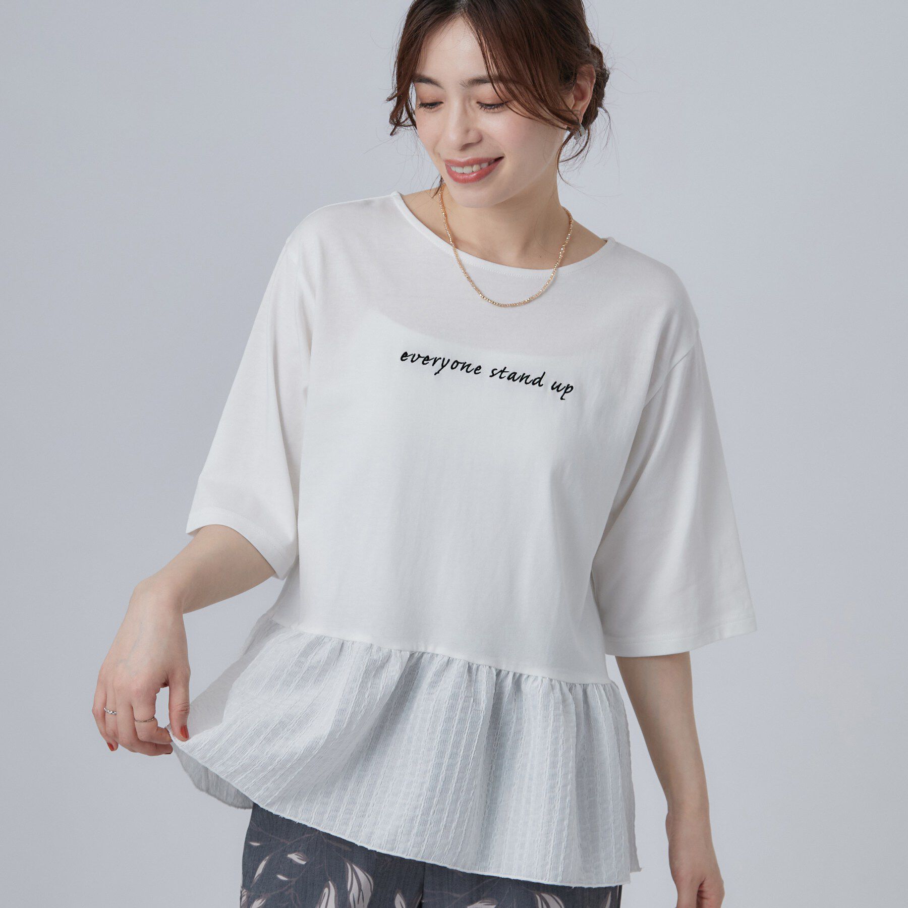 SHOO･LA･RUE「【S-LL】自然に体型カバー 裾切替 ペプラム刺繍Tシャツ」|Tシャツ・カットソー|ホワイト(001)