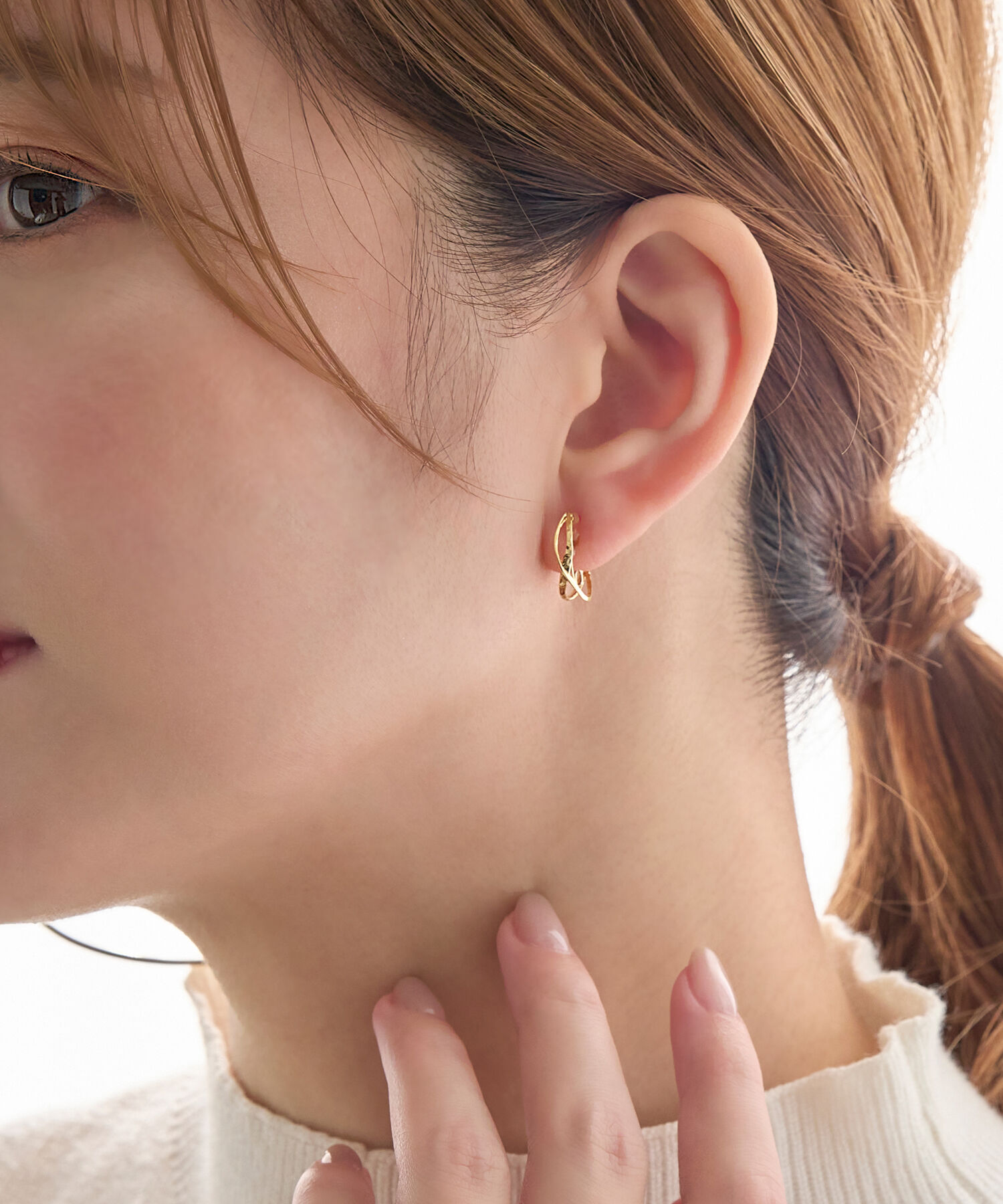 Phoebe「【シリーズ累計販売10000点突破！】アレルギー対応痛くないシリーズクリスタルループフィットイヤリング」|イヤリング|ゴールド