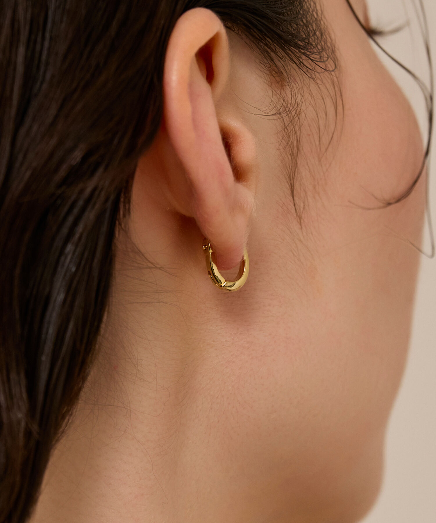 Phoebe「【金属アレルギー対応】スキニードロップフープワンタッチピアス　ゴールド/ニッケルフリー」|ピアス|