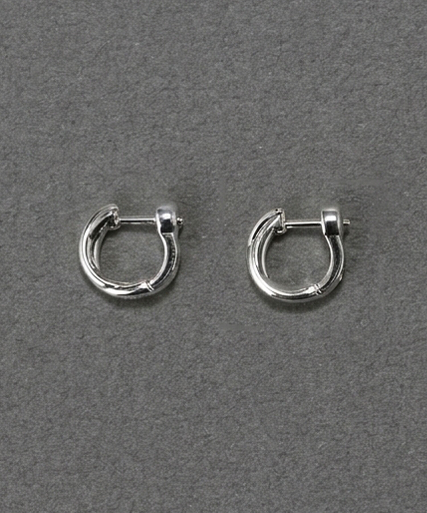 Phoebe「【金属アレルギー対応】ラインフープワンタッチピアス　シルバー/ニッケルフリー」|ピアス|