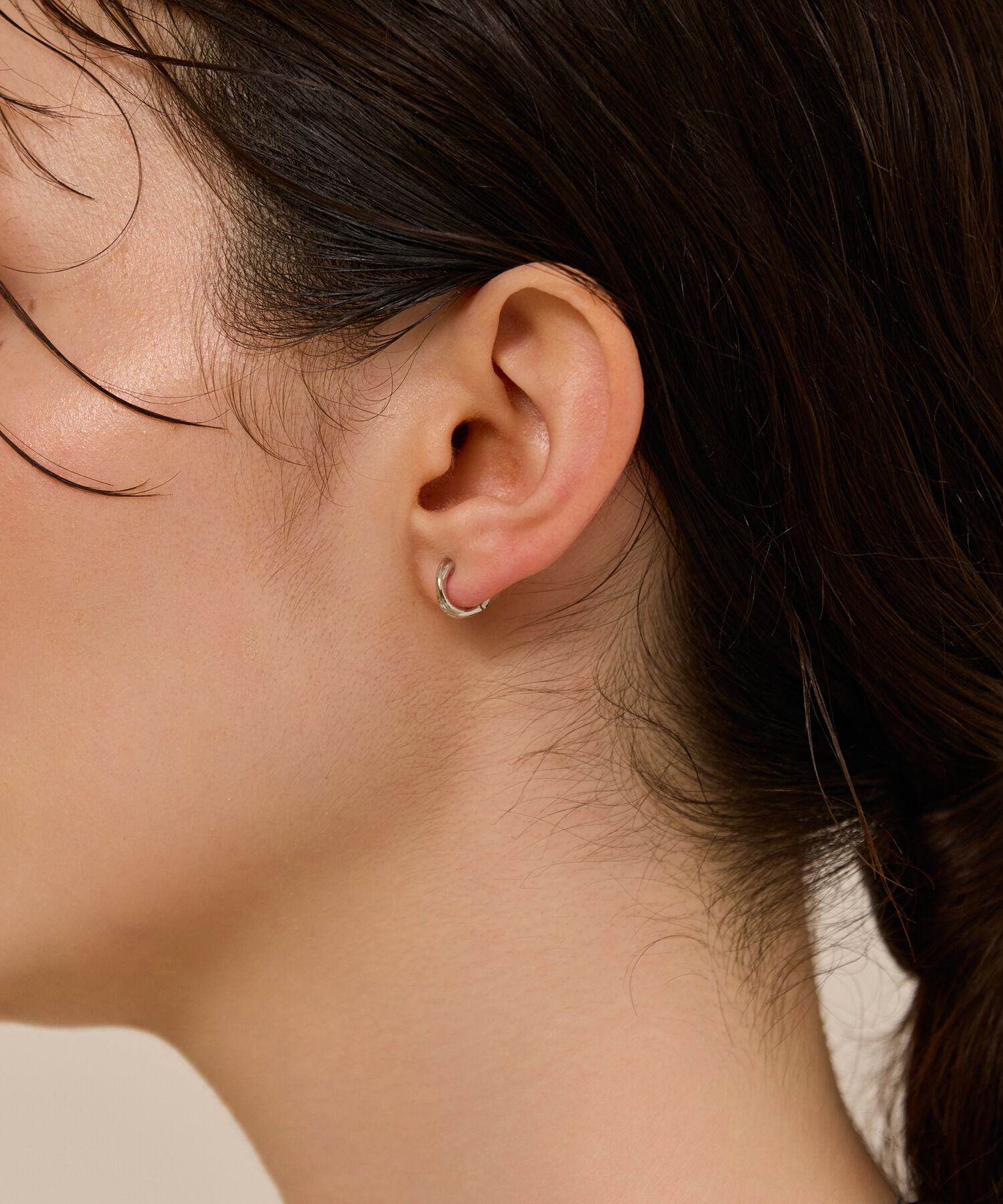 Phoebe「【金属アレルギー対応】ラインフープワンタッチピアス　シルバー/ニッケルフリー」|ピアス|