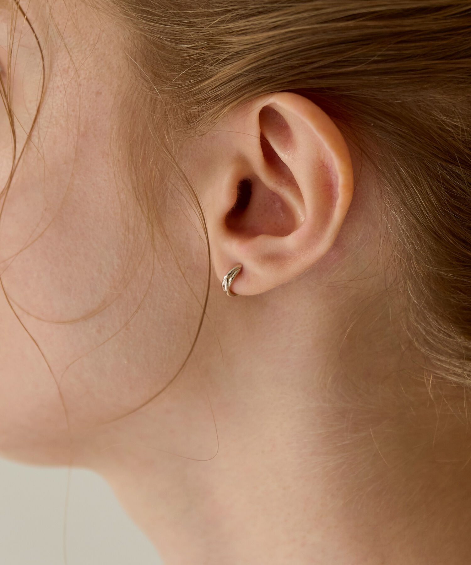 Phoebe「【金属アレルギー対応】ラインフープワンタッチピアス　シャンパンゴールド/ニッケルフリー」|ピアス|