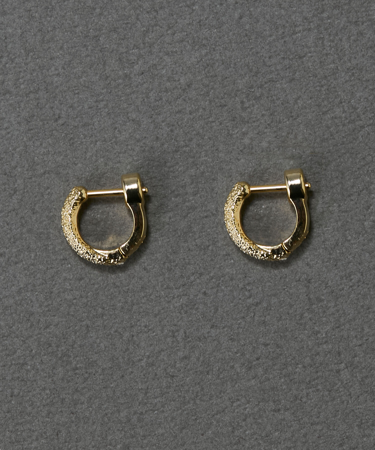 Phoebe「【金属アレルギー対応】サテンフープワンタッチピアス　ゴールド/ニッケルフリー」|ピアス|