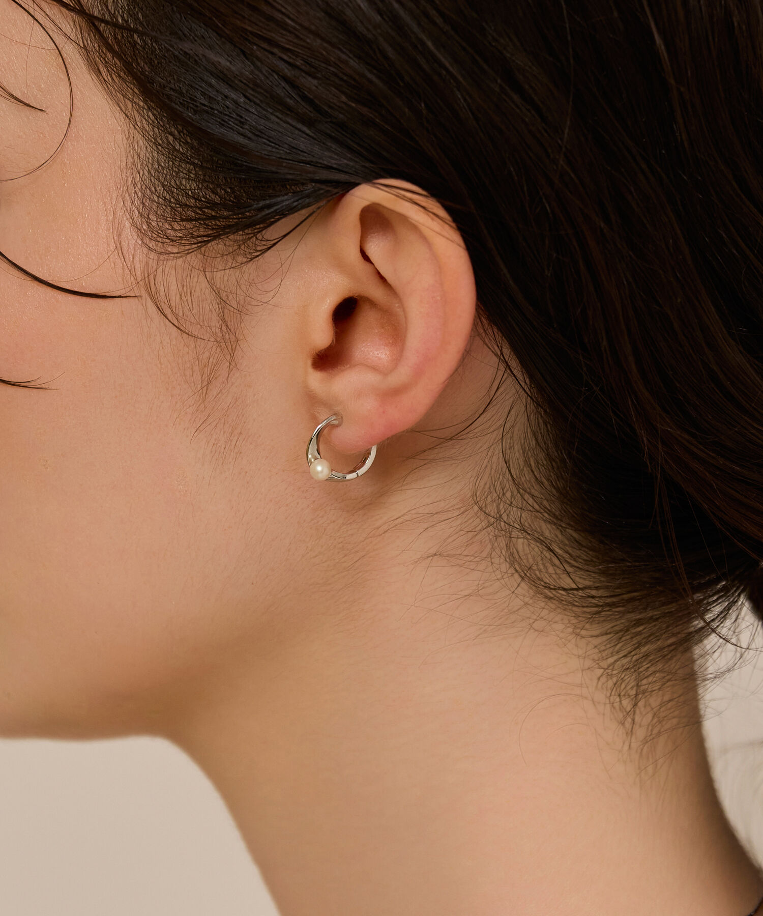 Phoebe「【金属アレルギー対応】ライナーパールフープワンタッチピアス　シルバー/ニッケルフリー」|ピアス|