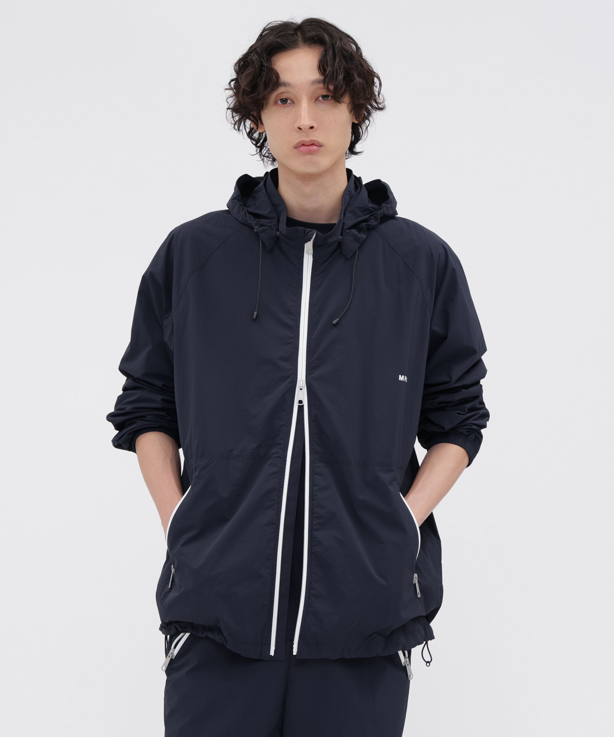 MHL.「MHL. UTILITY WEAR LIGHTWEIGHT NYLON POPLIN BLOUSON」|ブルゾン・スタジャン|